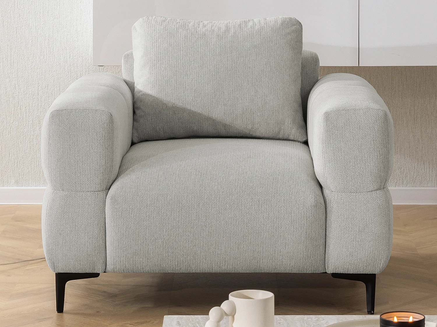 Fauteuil au design bubble en tissu texturé doux de couleur gris clair, offrant un grand confort d’assise CARDEA