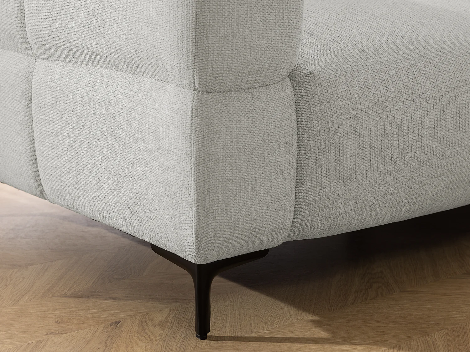 Fauteuil au design bubble en tissu texturé doux de couleur gris clair, offrant un grand confort d’assise CARDEA