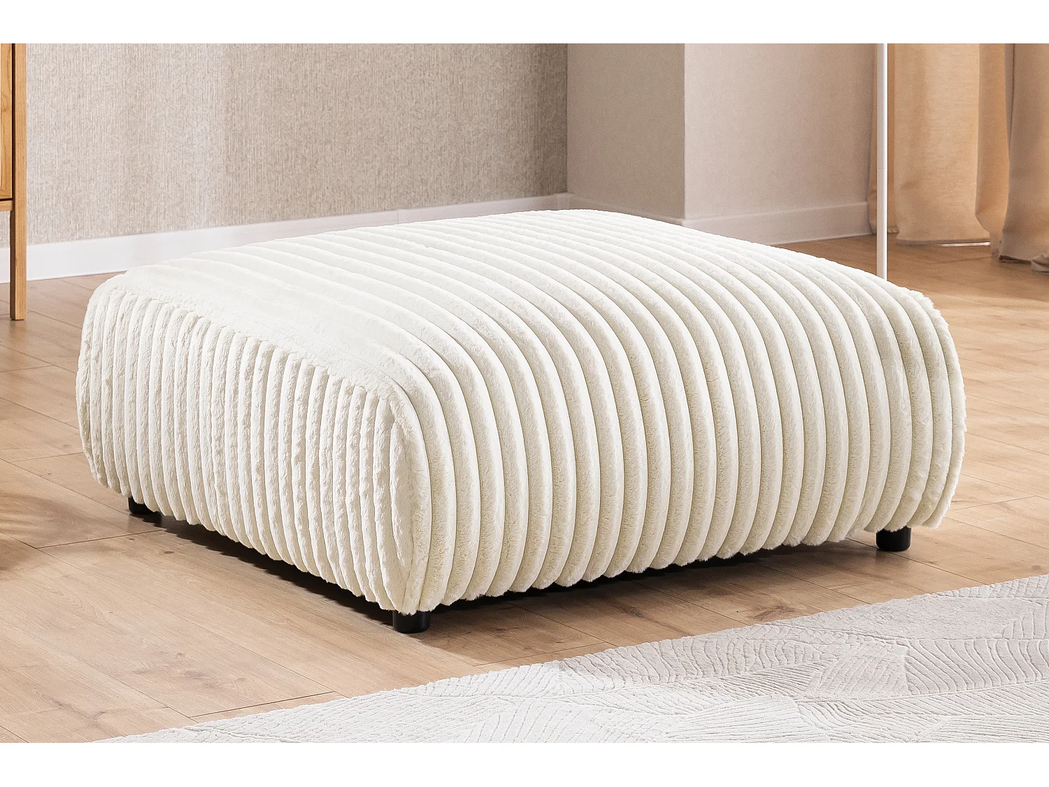 Repose-pieds en velours côtelé pelucheux beige clair, offrant un agréable confort d’assise MOLLIS