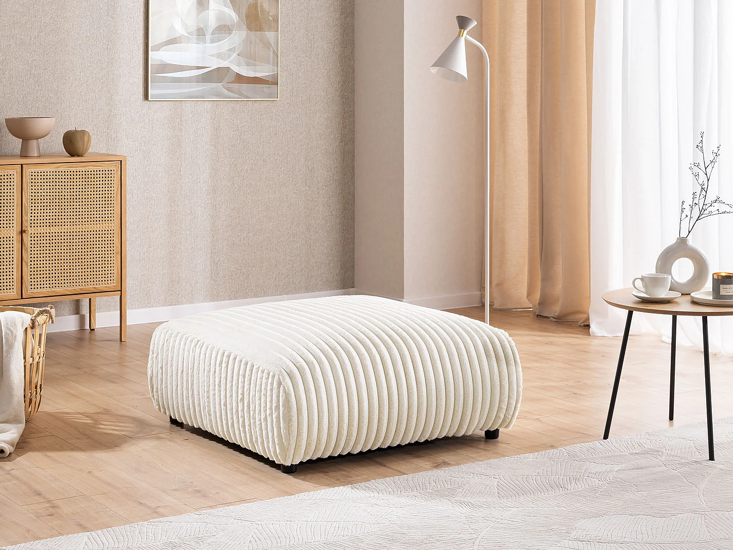 Repose-pieds en velours côtelé pelucheux beige clair, offrant un agréable confort d’assise MOLLIS