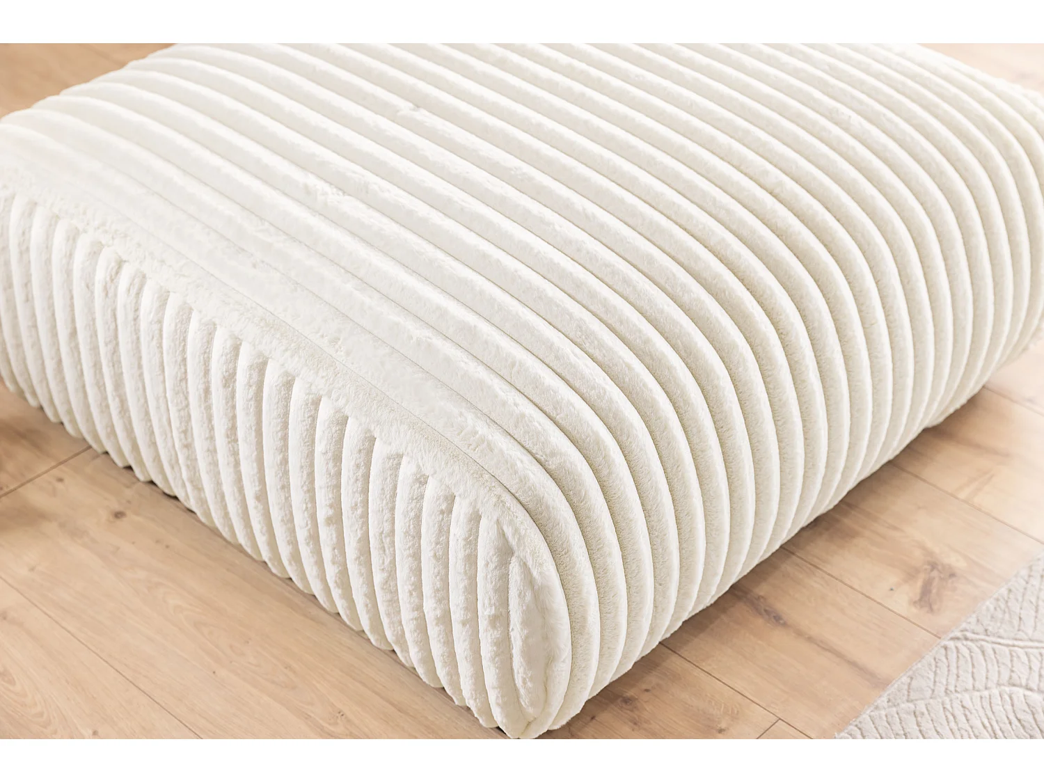 Repose-pieds en velours côtelé pelucheux beige clair, offrant un agréable confort d’assise MOLLIS