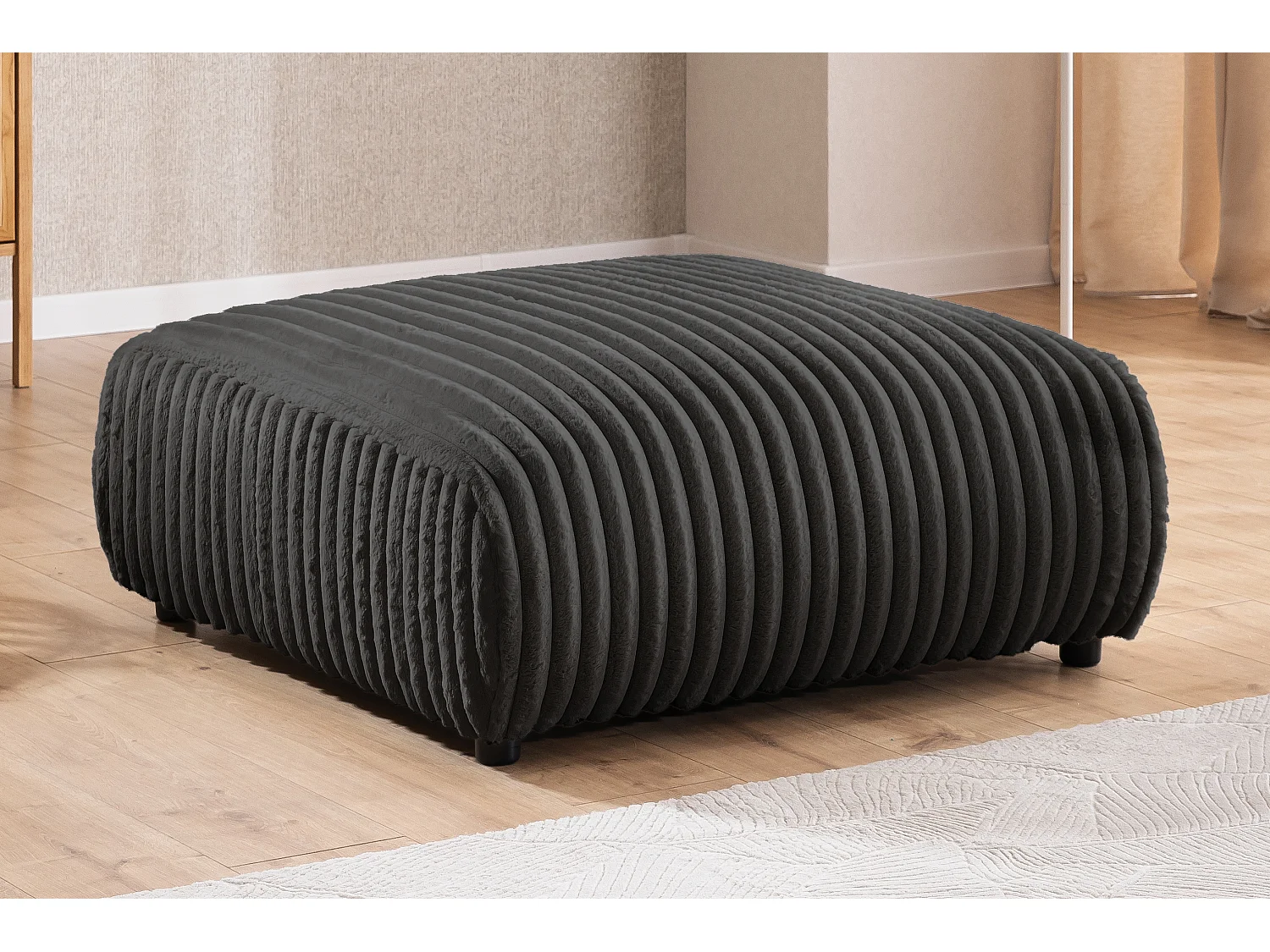 Repose-pieds en velours côtelé pelucheux gris foncé, offrant un agréable confort d’assise MOLLIS