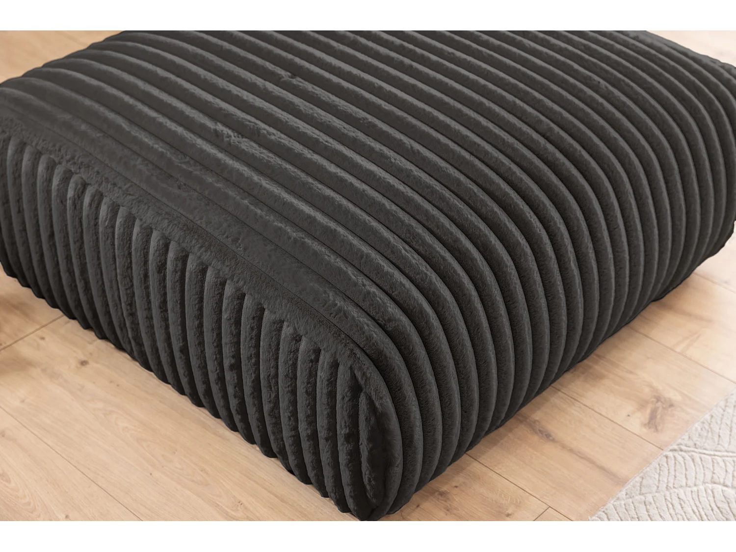 Repose-pieds en velours côtelé pelucheux gris foncé, offrant un agréable confort d’assise MOLLIS