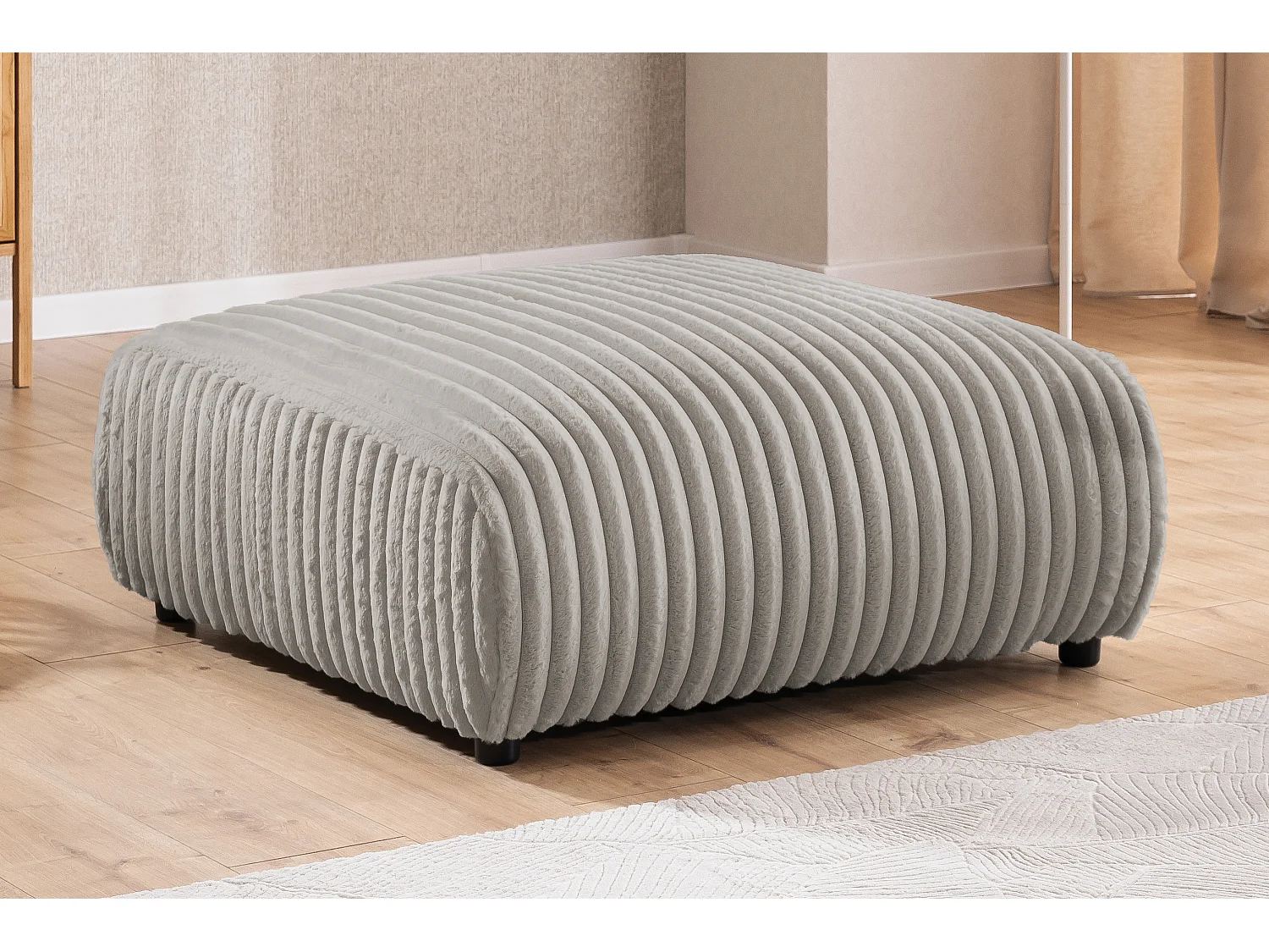 Repose-pieds en velours côtelé pelucheux gris clair, offrant un agréable confort d’assise MOLLIS