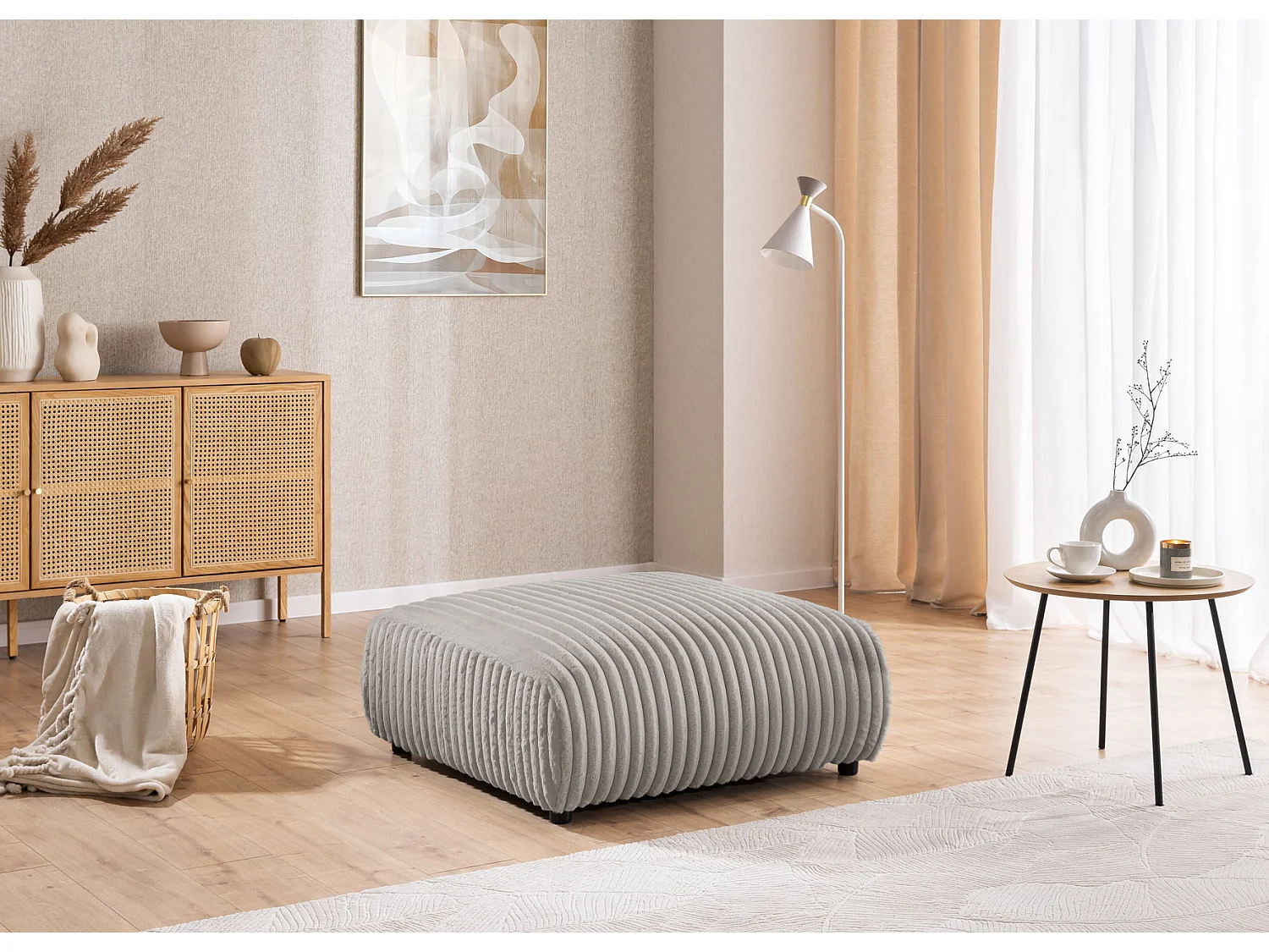 Repose-pieds en velours côtelé pelucheux gris clair, offrant un agréable confort d’assise MOLLIS