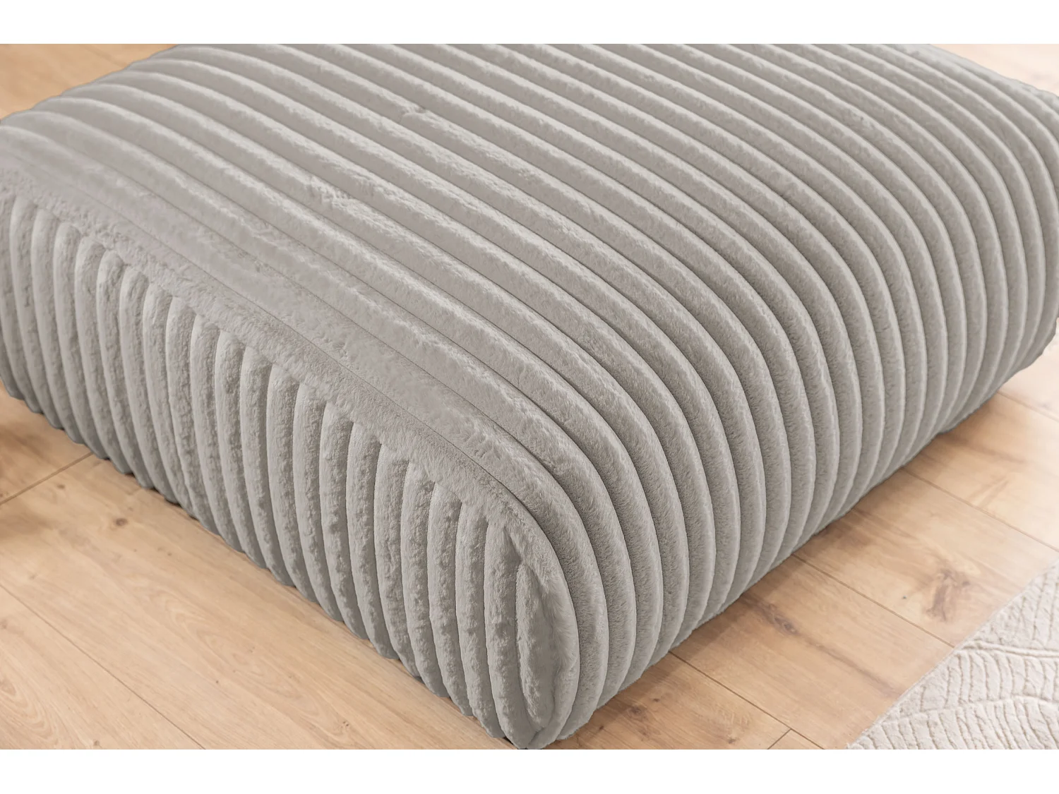 Repose-pieds en velours côtelé pelucheux gris clair, offrant un agréable confort d’assise MOLLIS