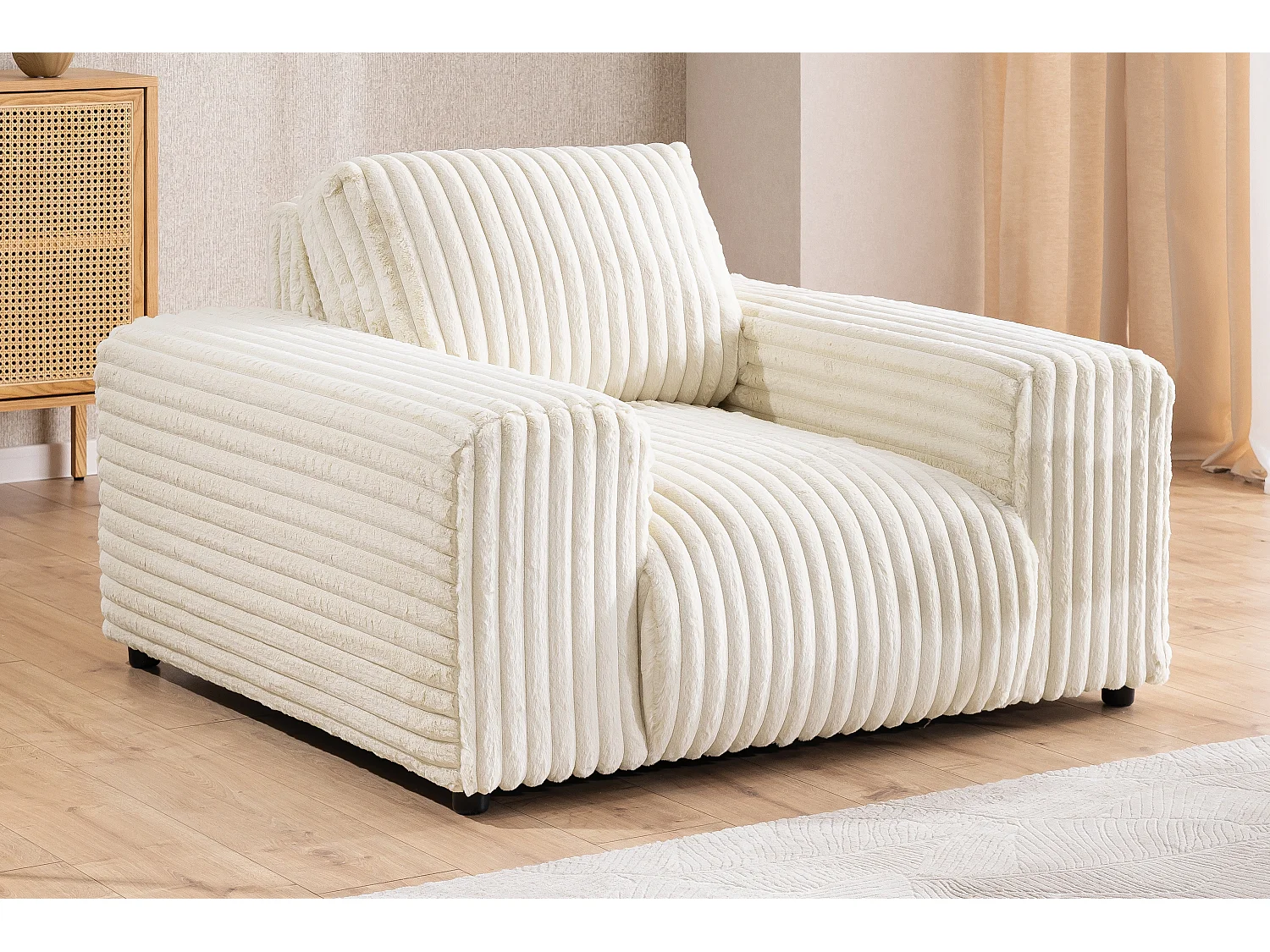 Fauteuil en velours côtelé pelucheux beige clair offrant un agréable confort d’assise MOLLIS