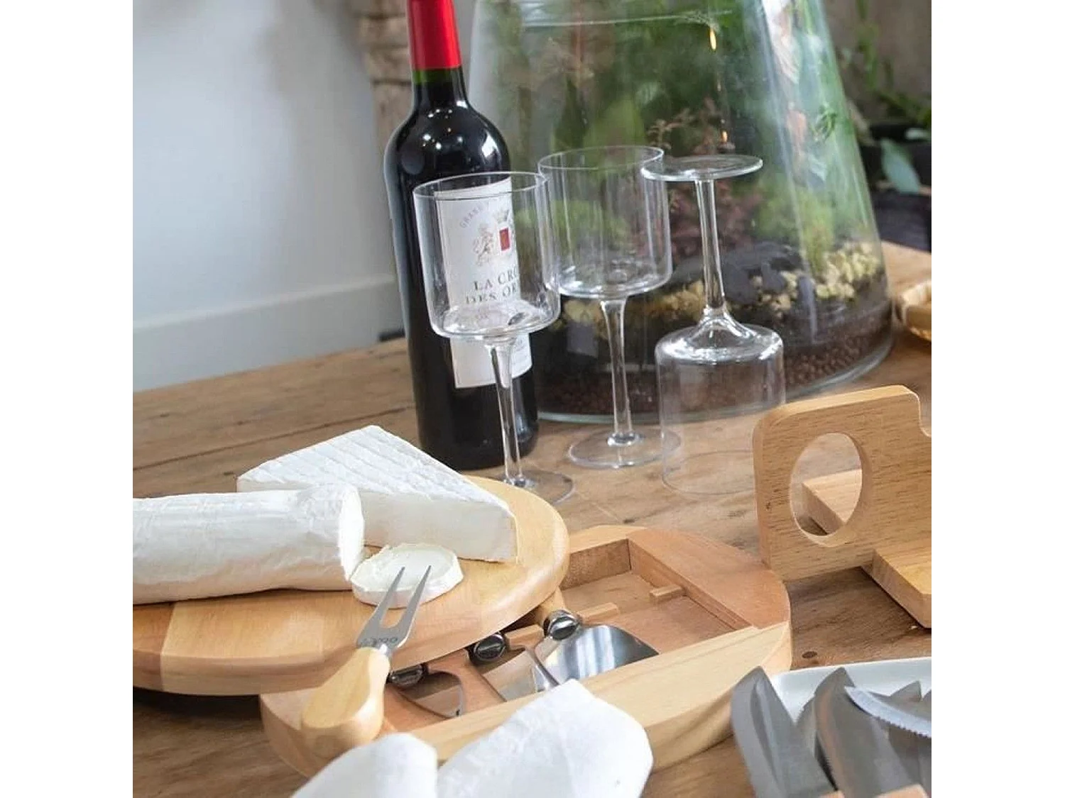 Obrotowa deska do serów z naturalnego drewna kauczukowego 28 cm z 4 stalowymi przyborami i wbudowanym schowkiem