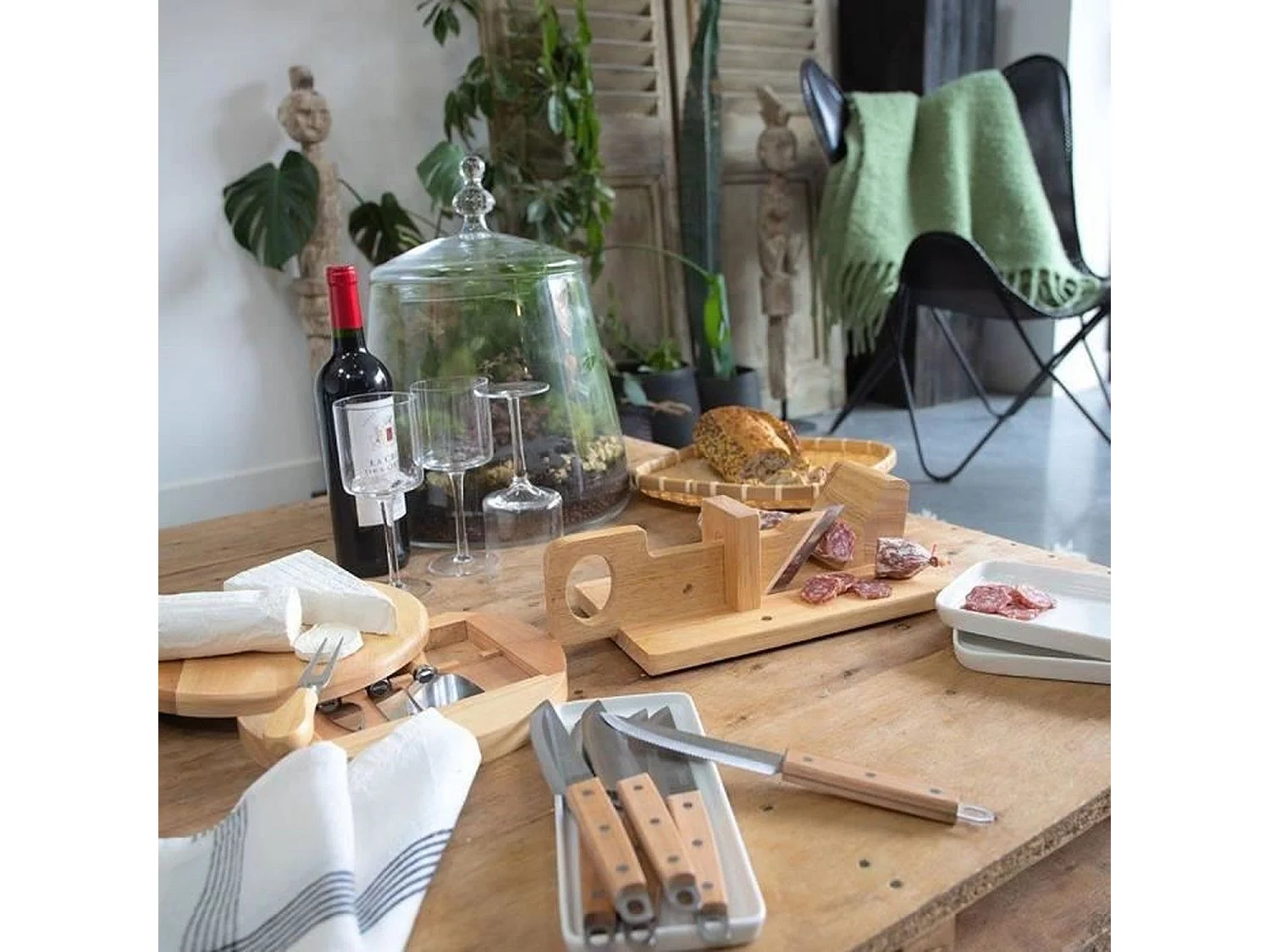 Obrotowa deska do serów z naturalnego drewna kauczukowego 28 cm z 4 stalowymi przyborami i wbudowanym schowkiem