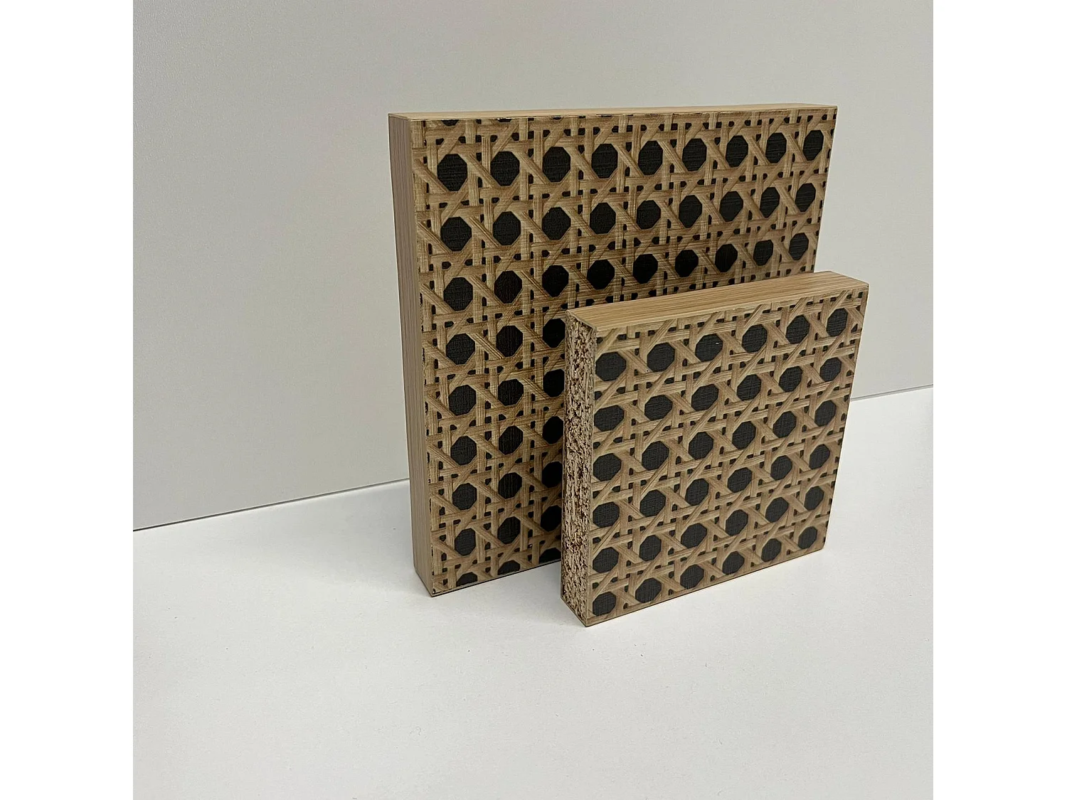 Meuble tv mural Elia flottant 140 cm - armoires - passe-cable - étagère murale incluse (Silva Vert et Effet Rotin)