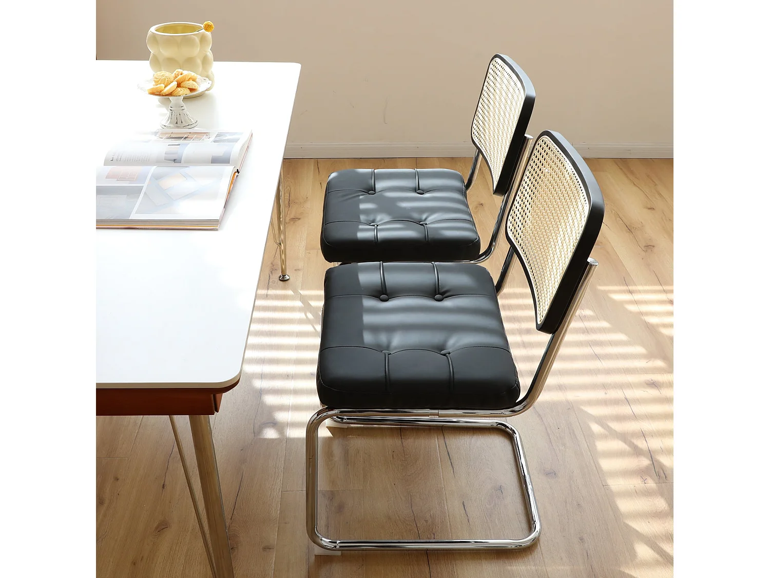 Lot de 2 chaises de salle à manger Breuer en PU noir et dossier en rotin, pieds chromés