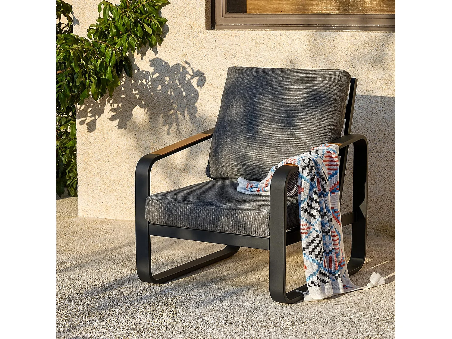 Zwarte aluminium tuinstoel met grijze kussens