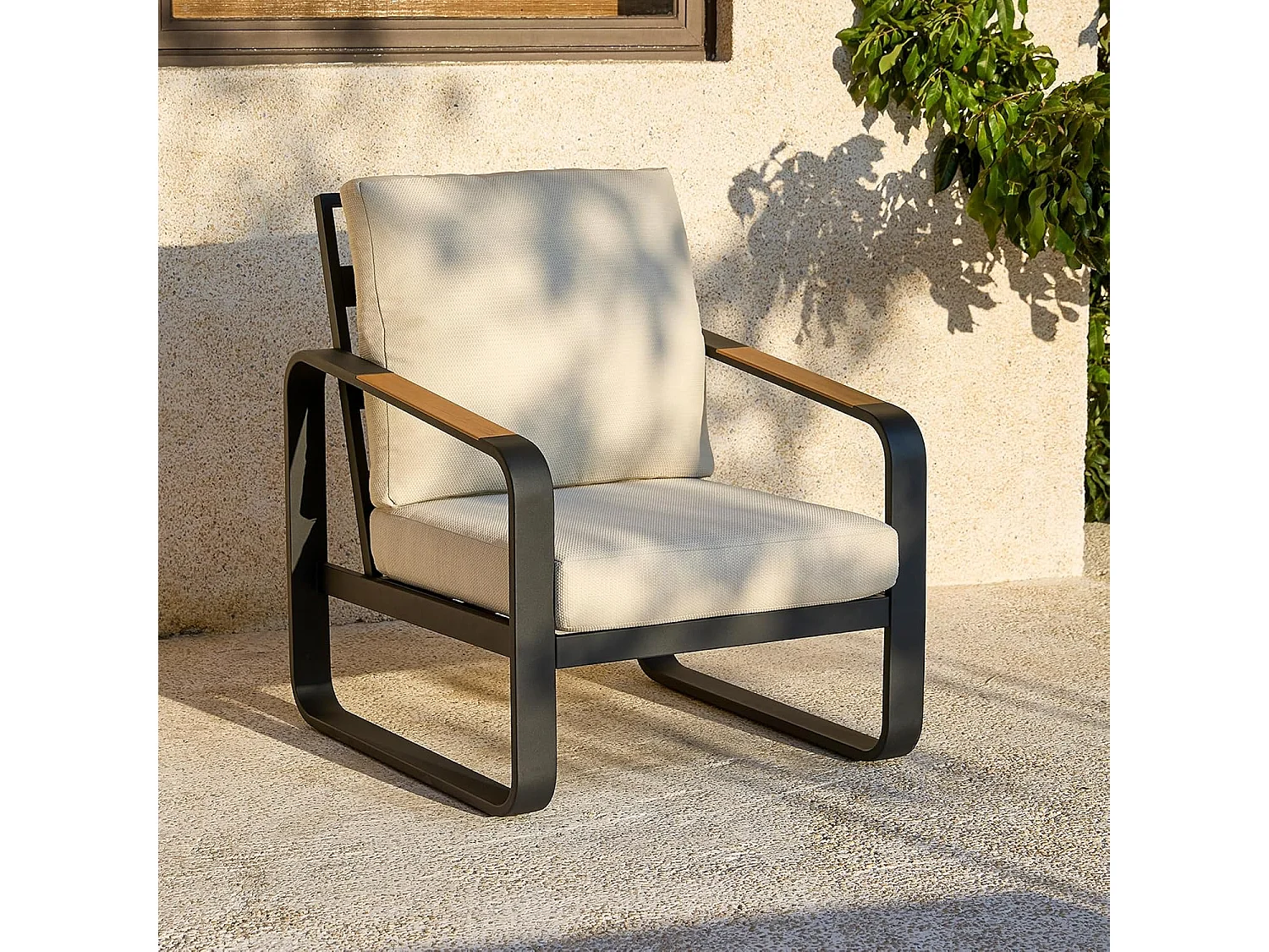 Zwarte aluminium tuinstoel met beige kussens