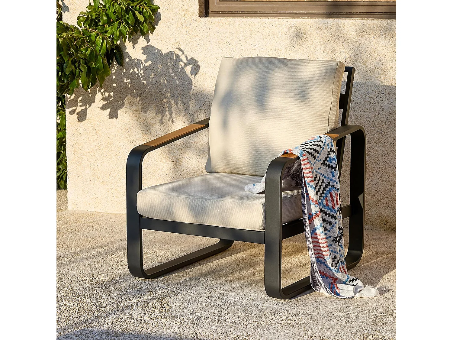 Zwarte aluminium tuinstoel met beige kussens