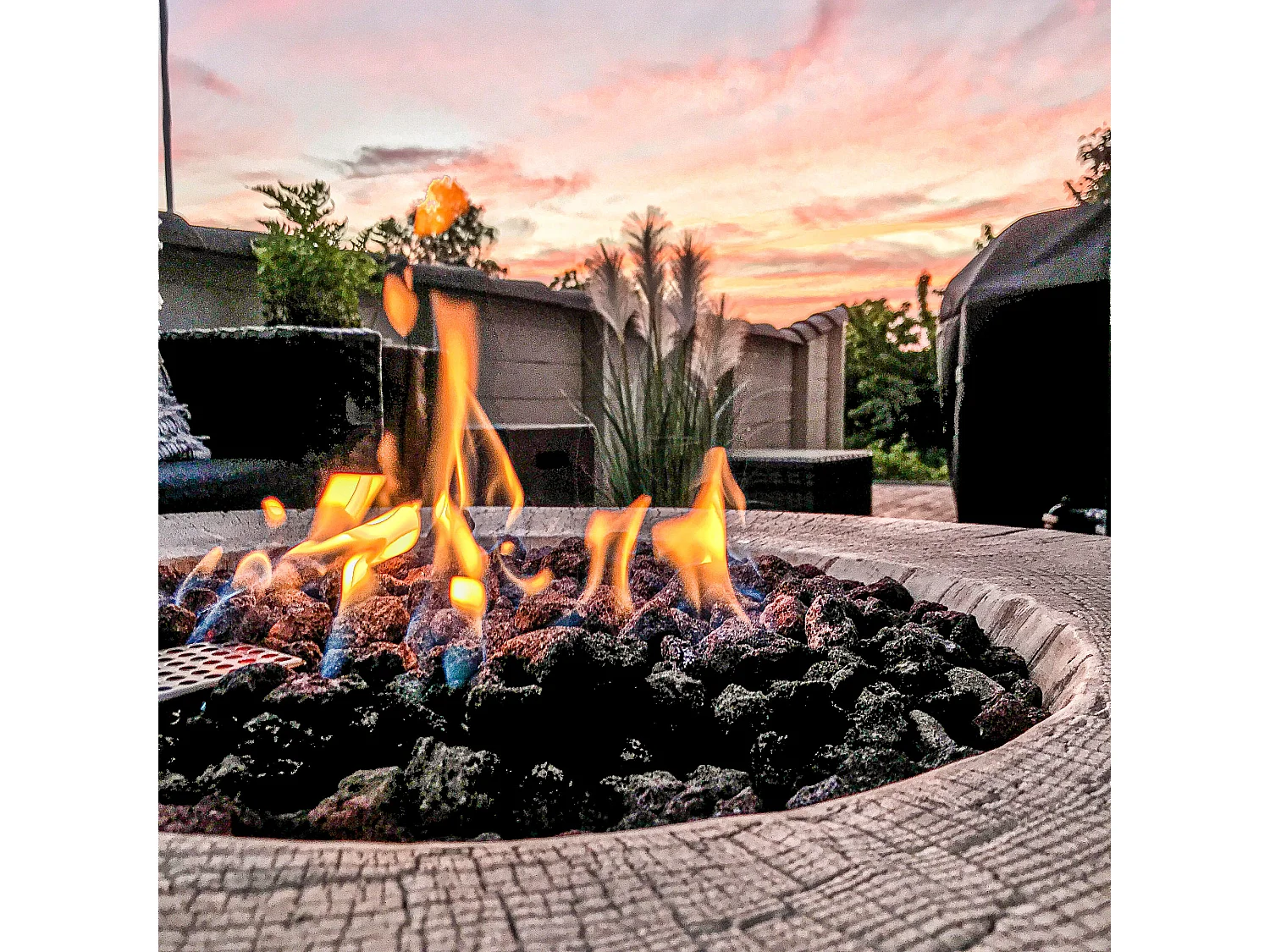 Ensemble braséro à gaz Manchester 4 pcs - béton fibré, avec pare-vent et caches