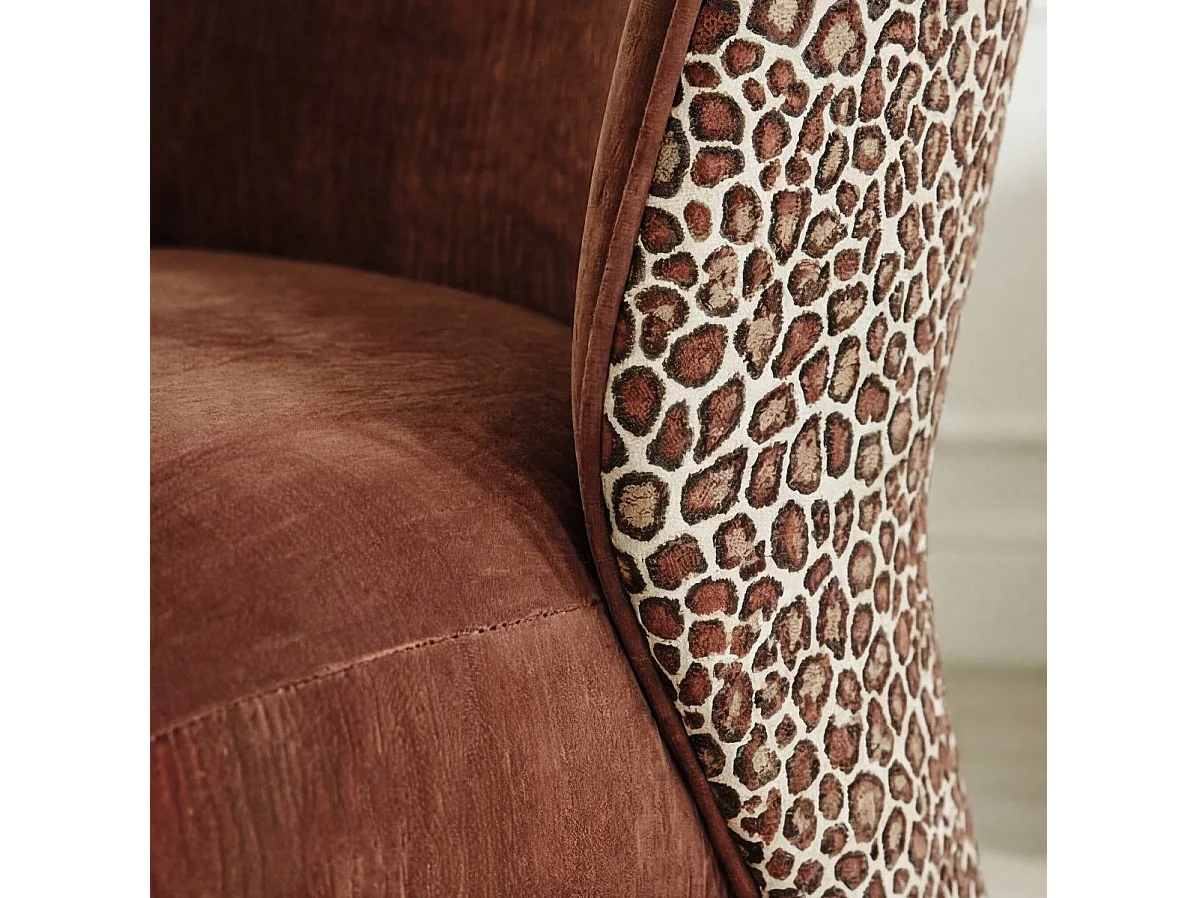 Fauteuil en tissu terracotta et motif léopard Indira