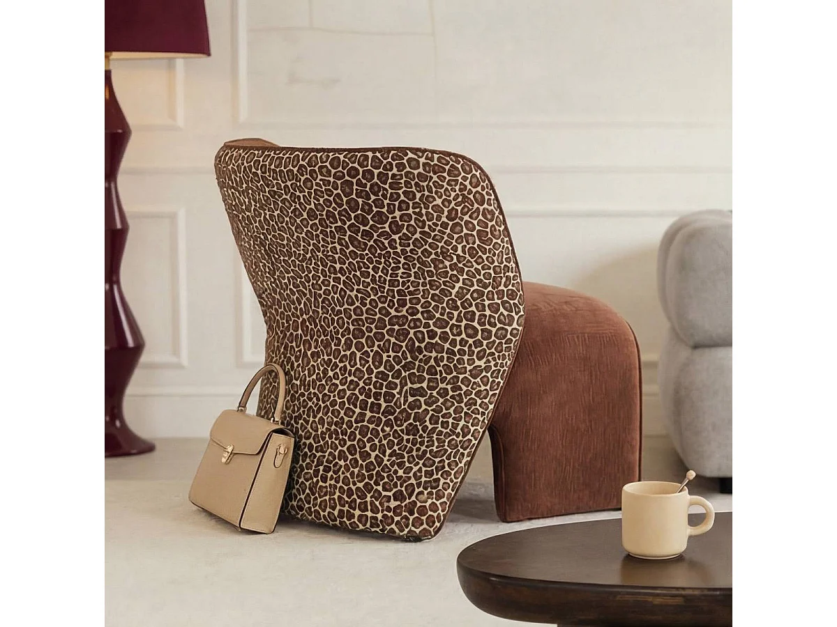Fauteuil en tissu terracotta et motif léopard Indira