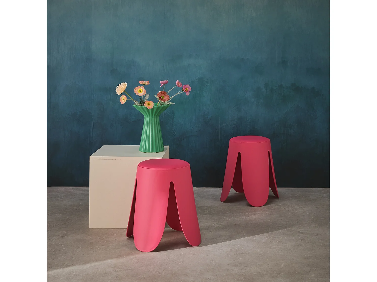 Set de 2 tabourets empilables. simili cuir rose. NIKI. Ø30 / 44 x H46cm