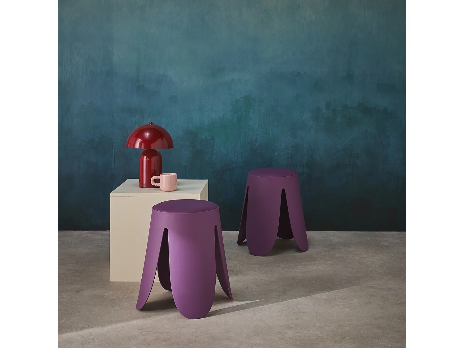 Set de 2 tabourets empilables. simili cuir violet. NIKI. Ø30 / 44 x H46cm