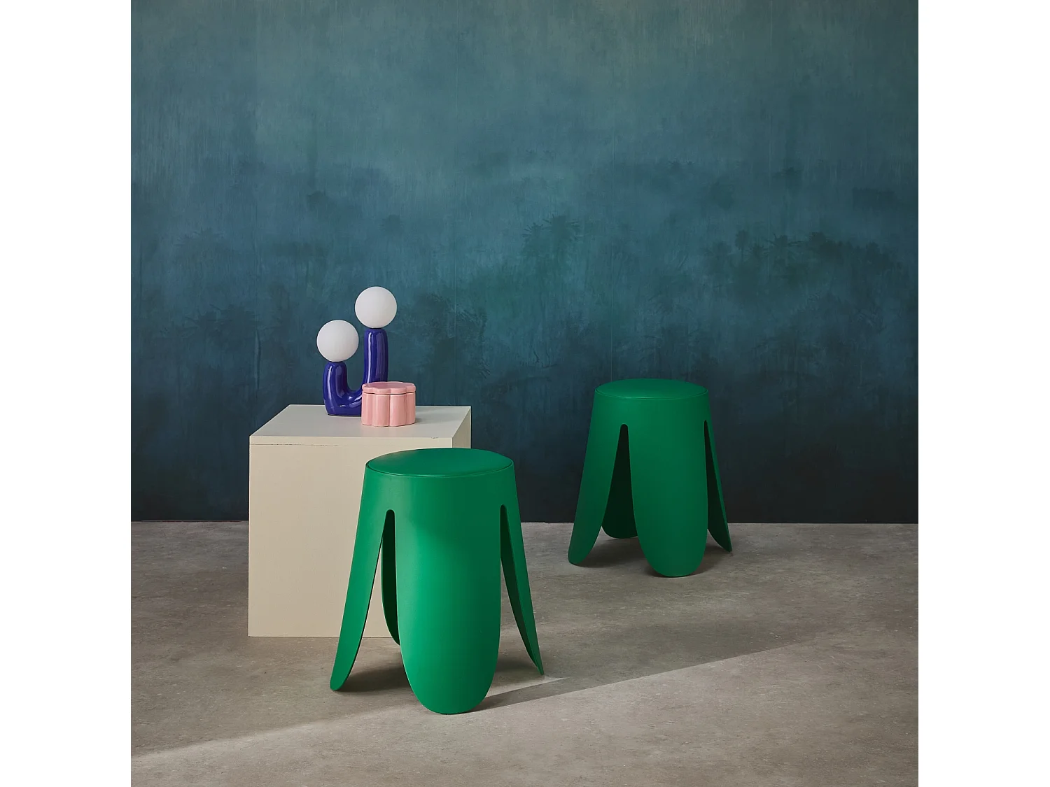 Set de 2 tabourets empilables. simili cuir vert. NIKI. Ø30 / 44 x H46cm