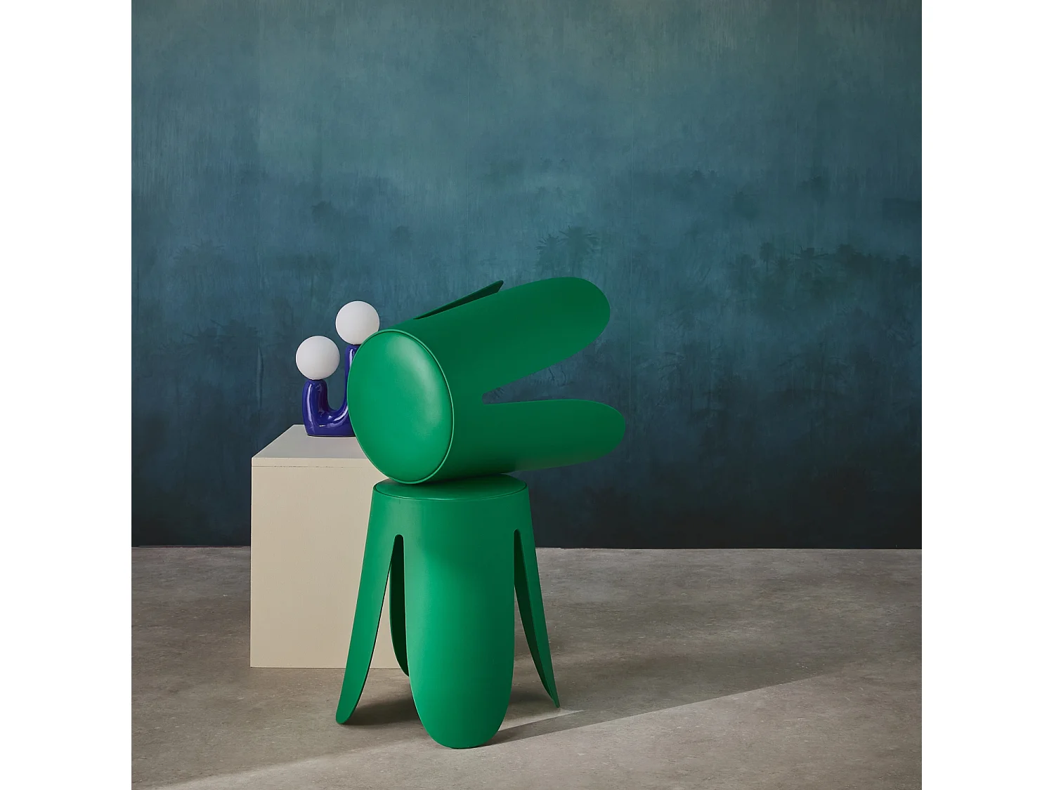 Set de 2 tabourets empilables. simili cuir vert. NIKI. Ø30 / 44 x H46cm