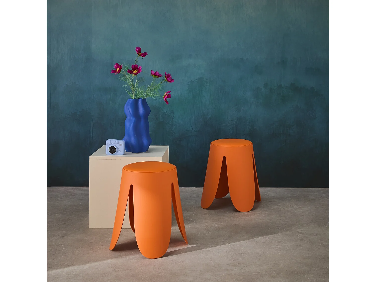 Set de 2 tabourets empilables. simili cuir orange. NIKI. Ø30 / 44 x H46cm