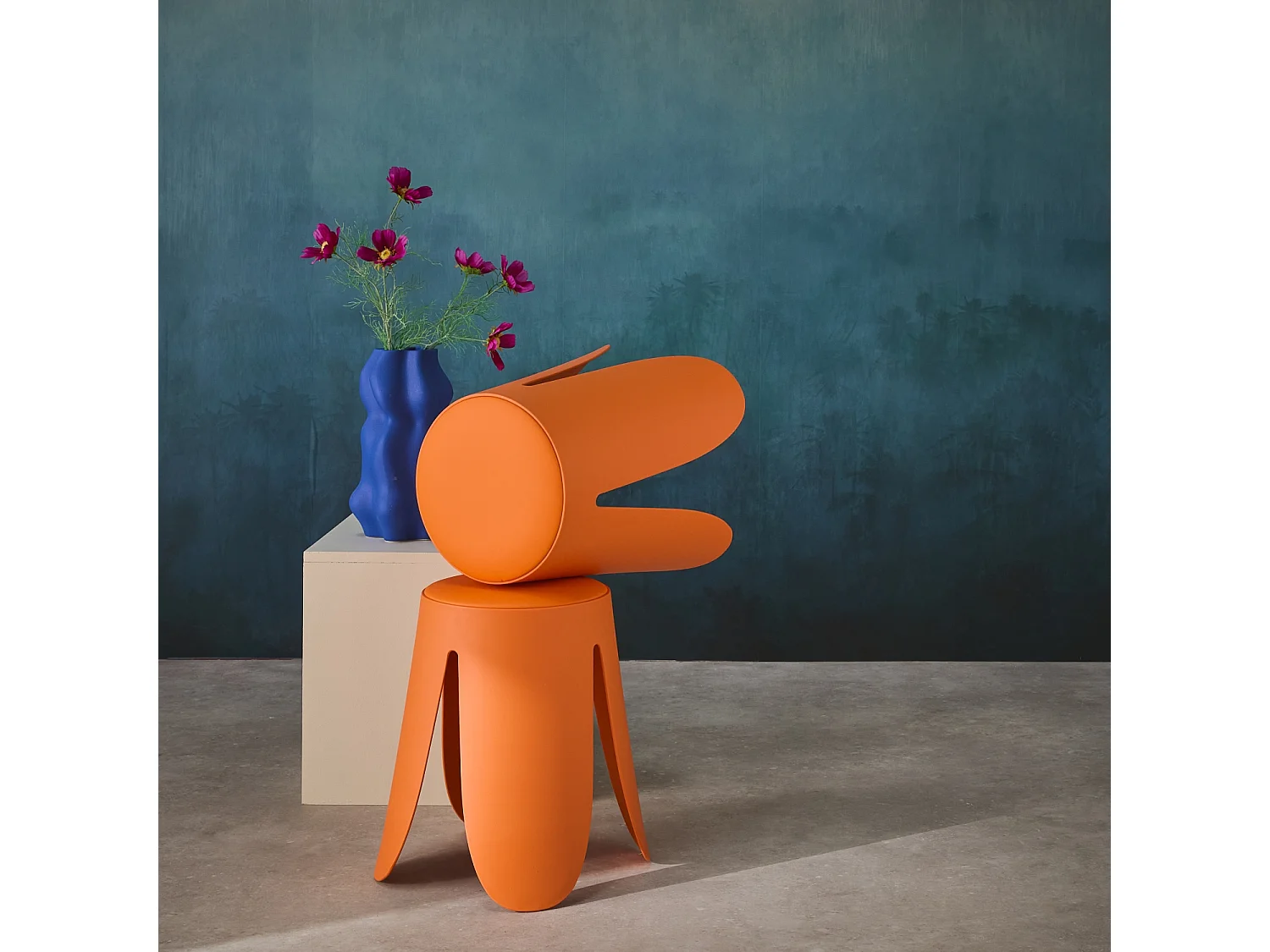 Set de 2 tabourets empilables. simili cuir orange. NIKI. Ø30 / 44 x H46cm