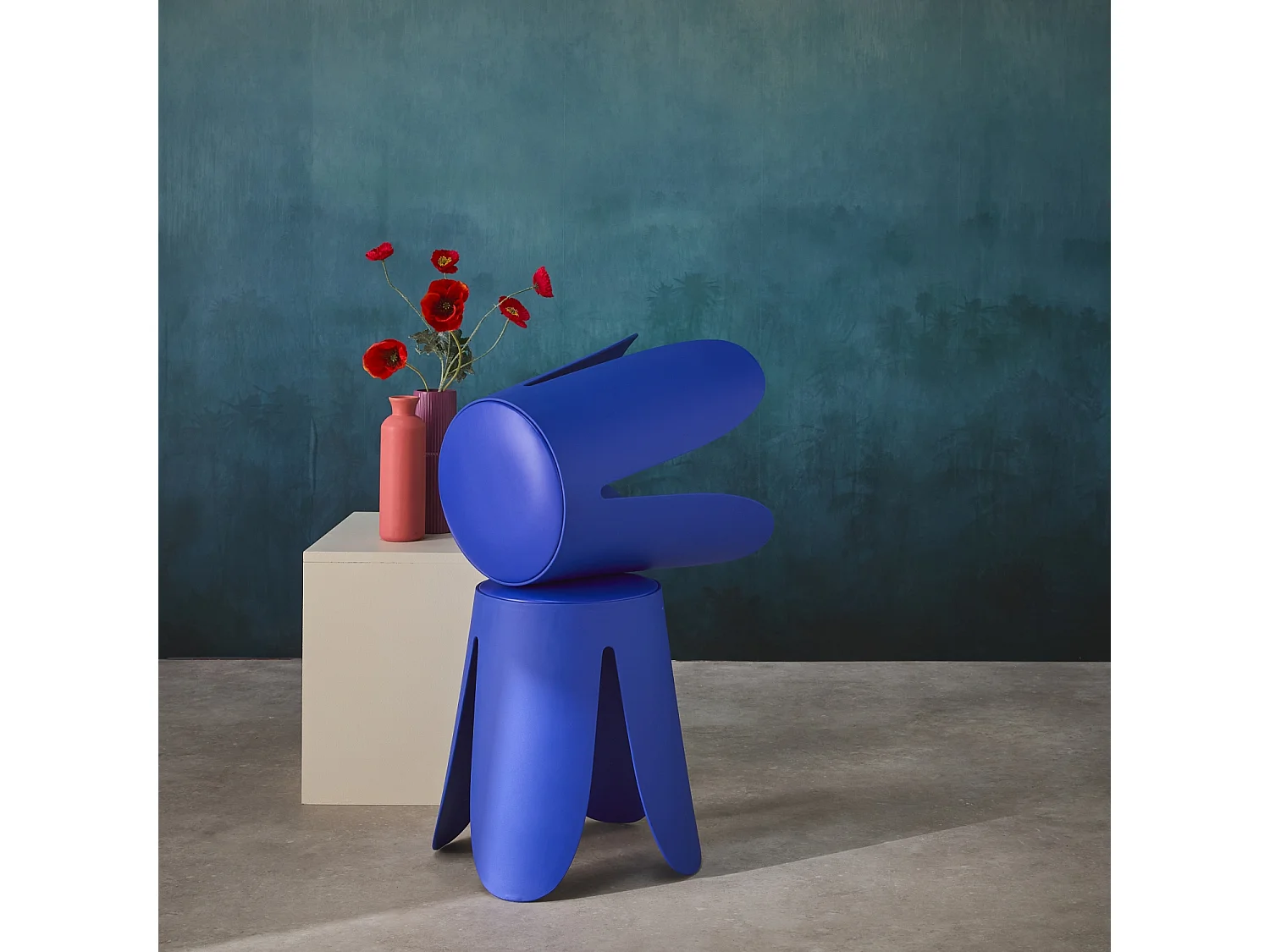 Set de 2 tabourets empilables. simili cuir bleu. NIKI. Ø30 / 44 x H46cm