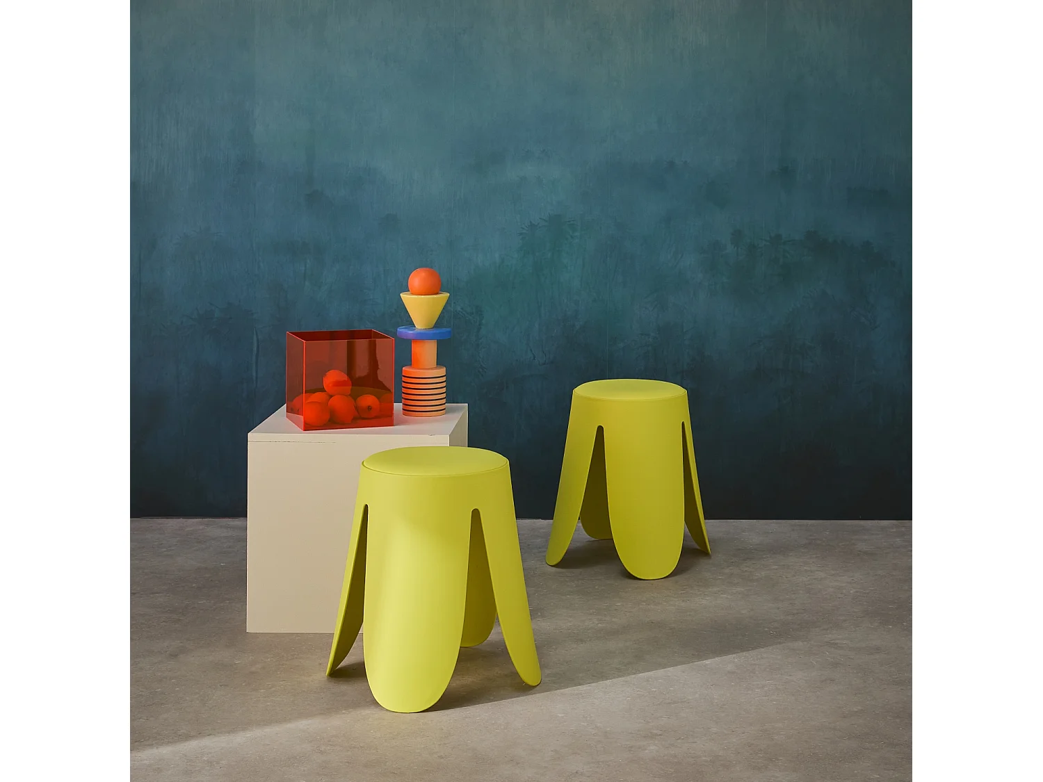 Set de 2 tabourets empilables. simili cuir jaune. NIKI. Ø30 / 44 x H46cm