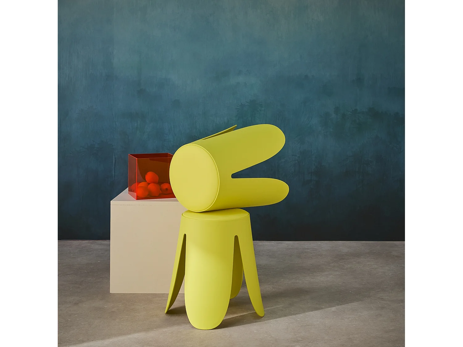 Set de 2 tabourets empilables. simili cuir jaune. NIKI. Ø30 / 44 x H46cm