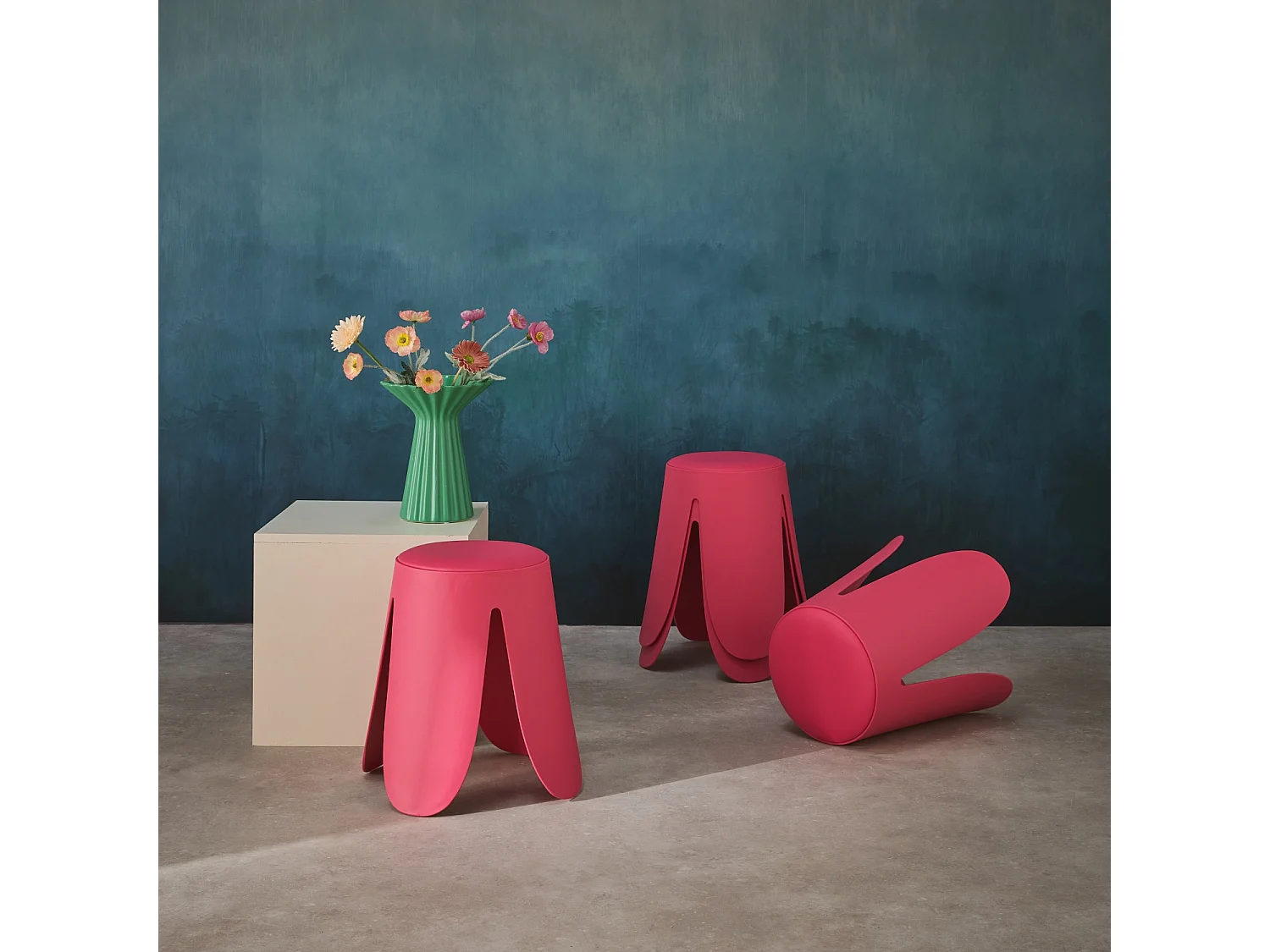 Set de 4 tabourets empilables simili cuir rose. Niki Ø30 / 44 x H46cm