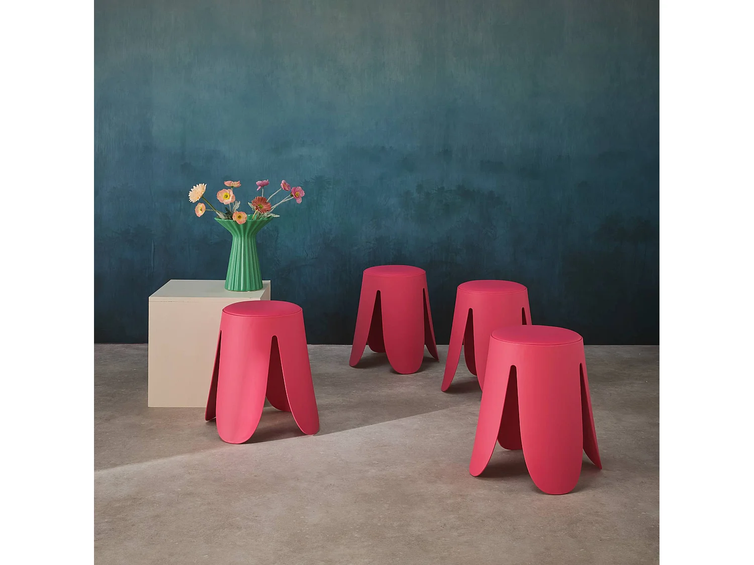 Set de 4 tabourets empilables simili cuir rose. Niki Ø30 / 44 x H46cm