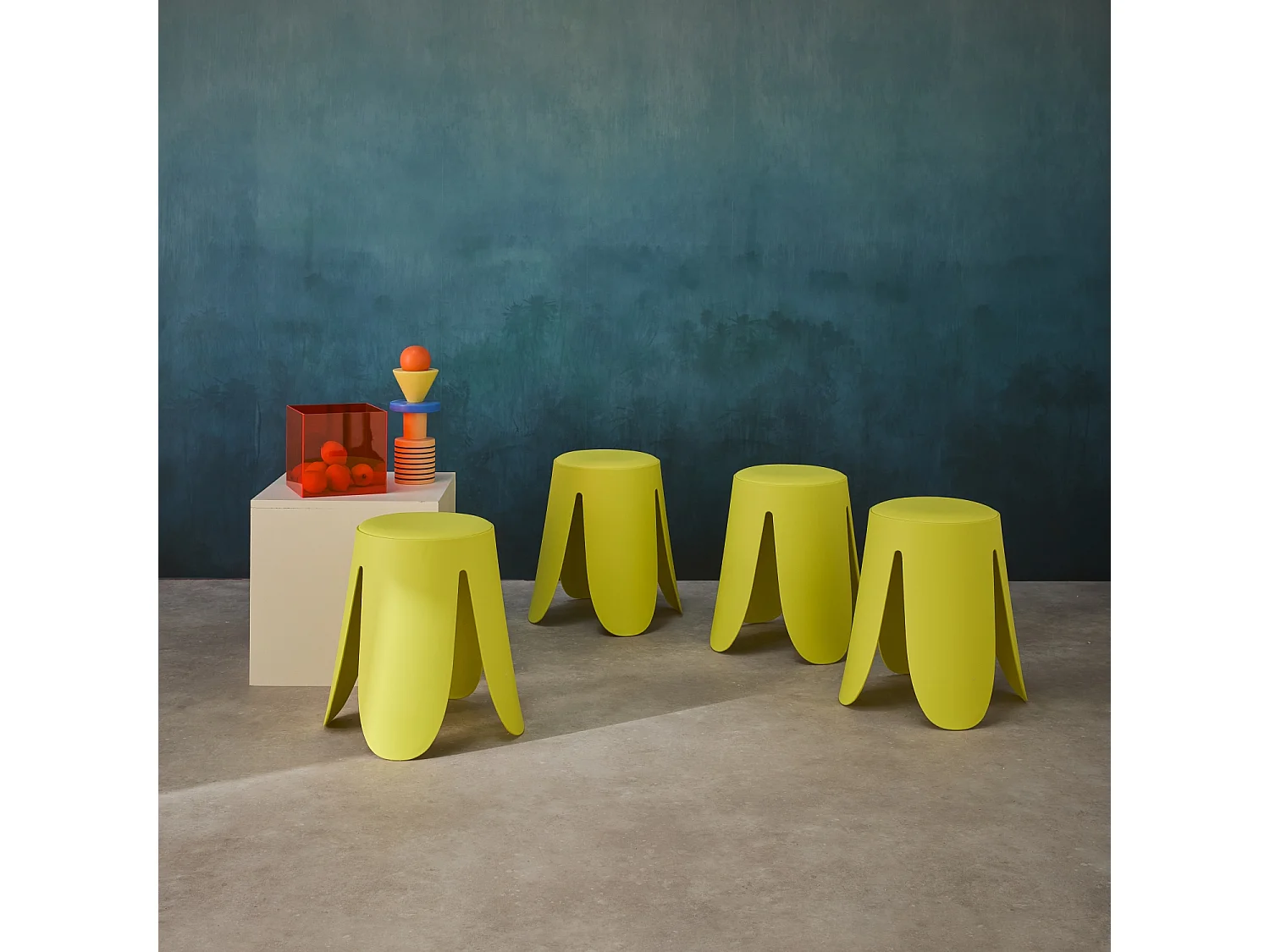 Set de 4 tabourets empilables simili cuir jaune. Niki Ø30 / 44 x H46cm