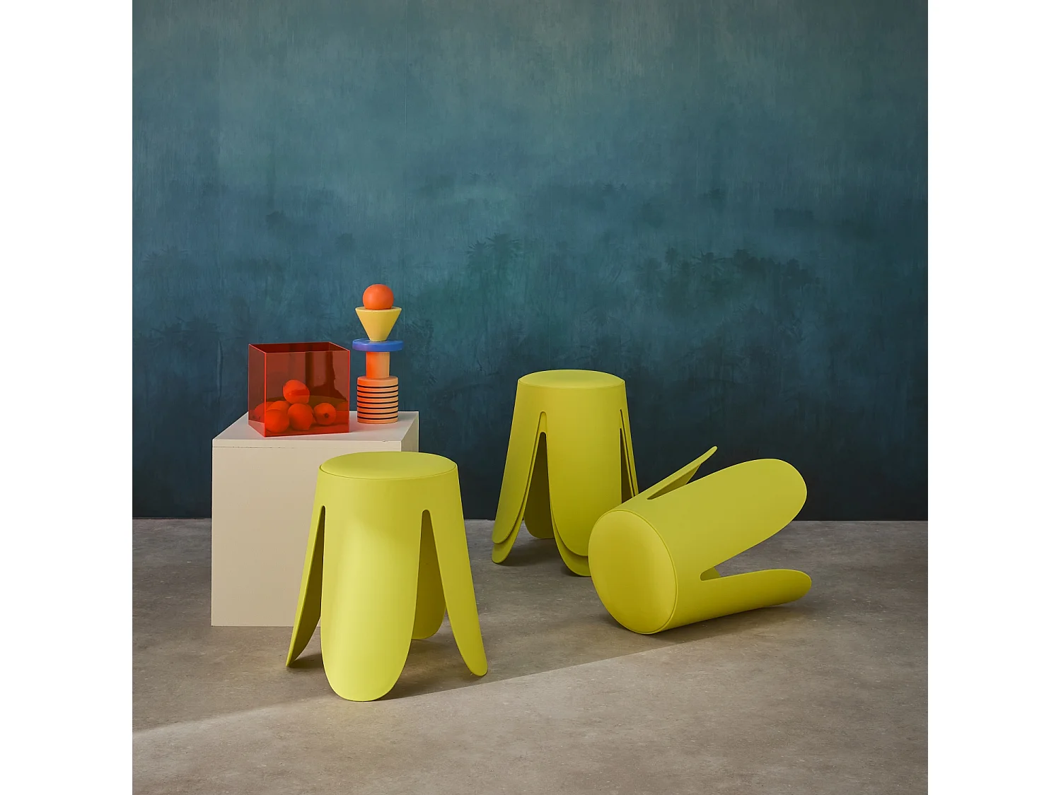 Set de 4 tabourets empilables simili cuir jaune. Niki Ø30 / 44 x H46cm