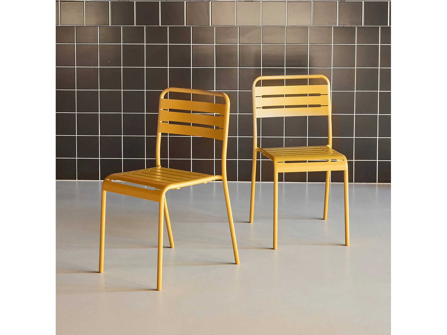 Lot de 2 chaises de jardin acier. 2 places. ocre. Amelia. L44 x P52 x H79cm