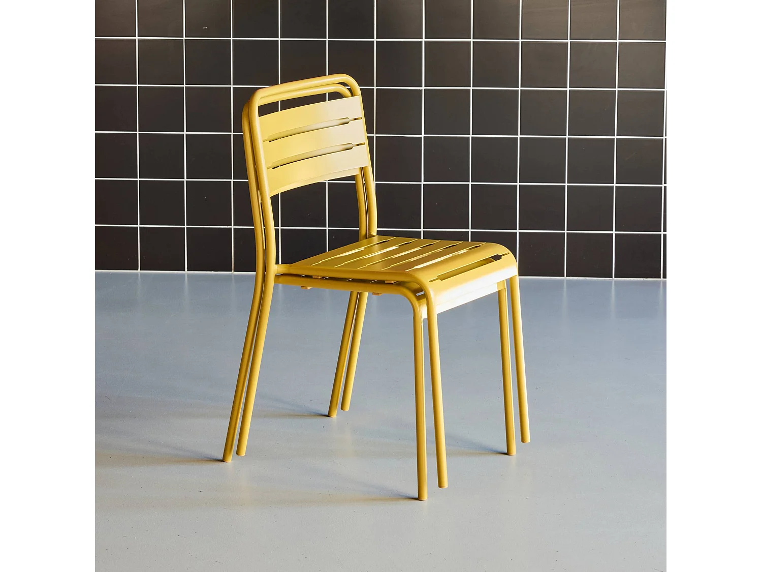 Lot de 2 chaises de jardin acier. 2 places. ocre. Amelia. L44 x P52 x H79cm