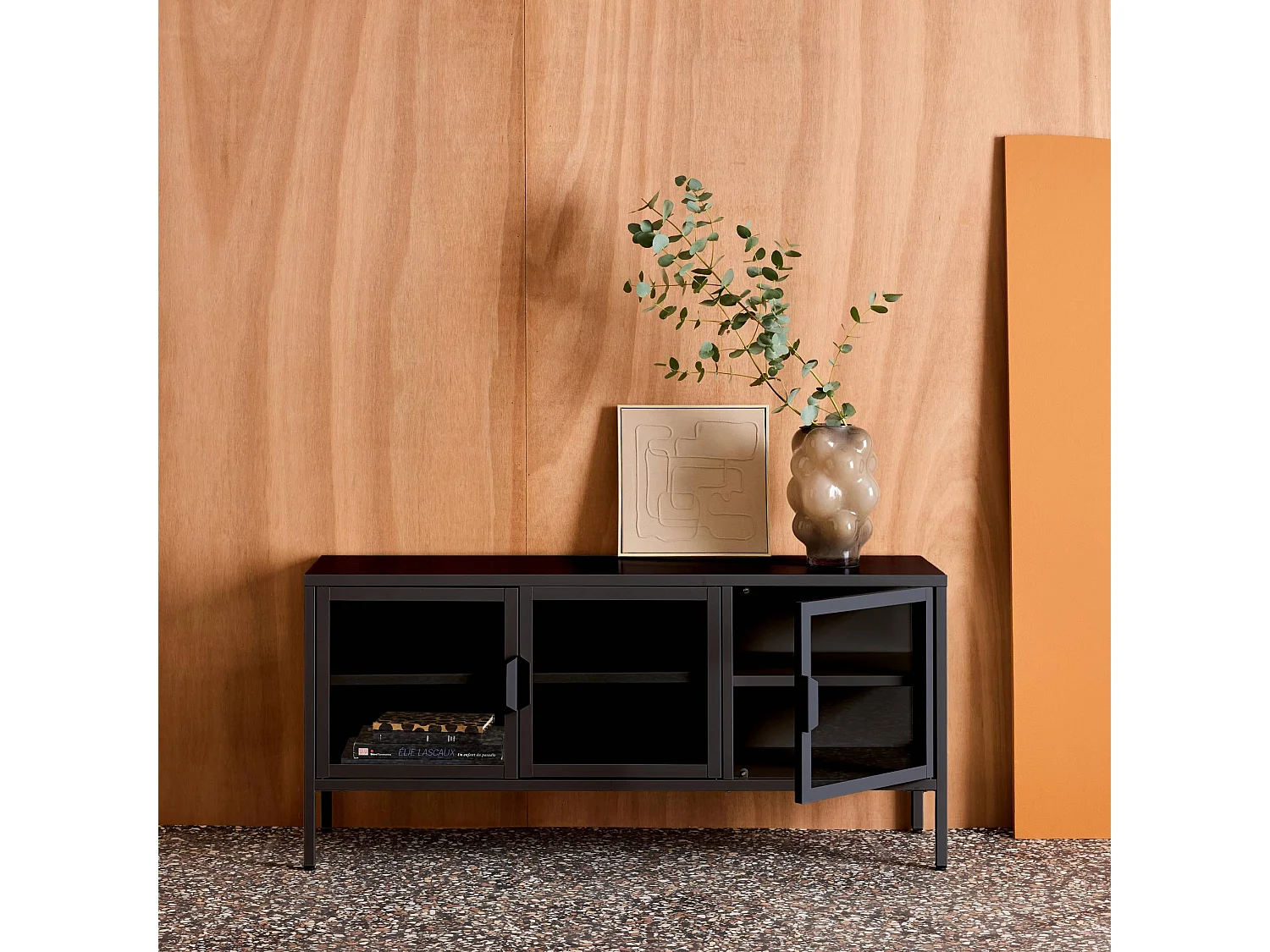 Mueble de tv industrial de metal y vidrio templado con 3 puertas,