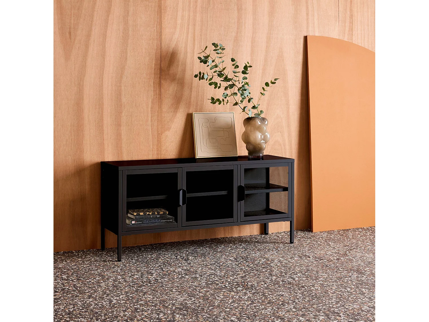 Mueble de tv industrial de metal y vidrio templado con 3 puertas,