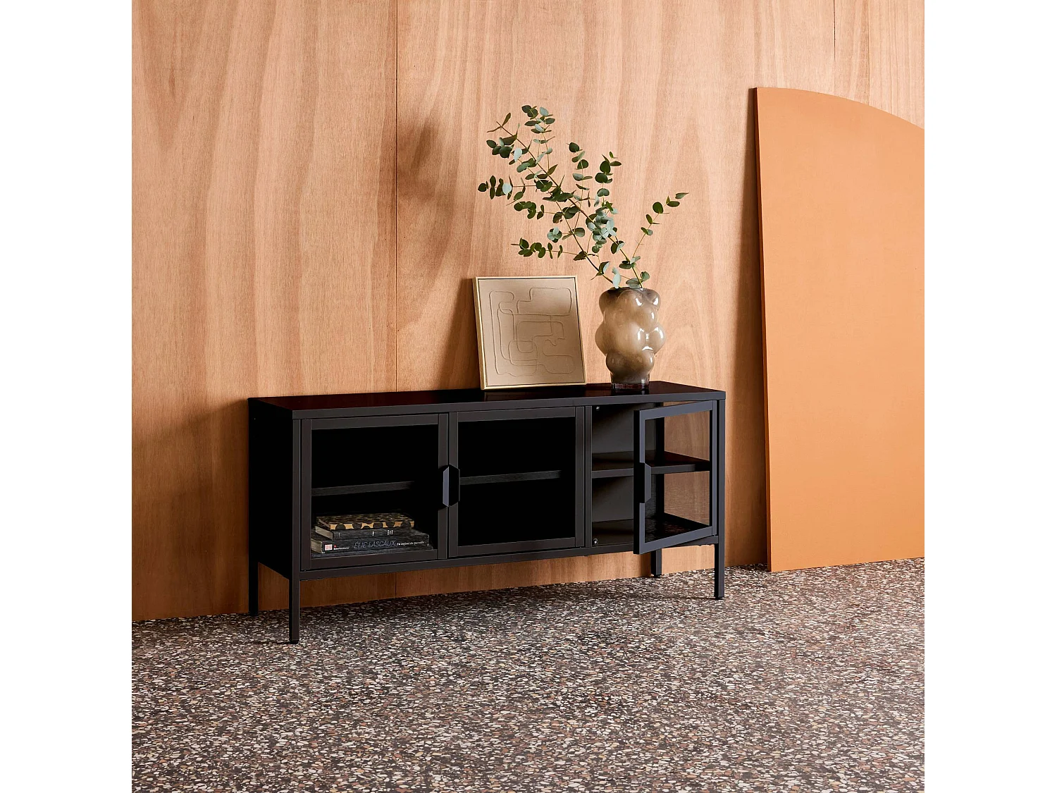 Mueble de tv industrial de metal y vidrio templado con 3 puertas,