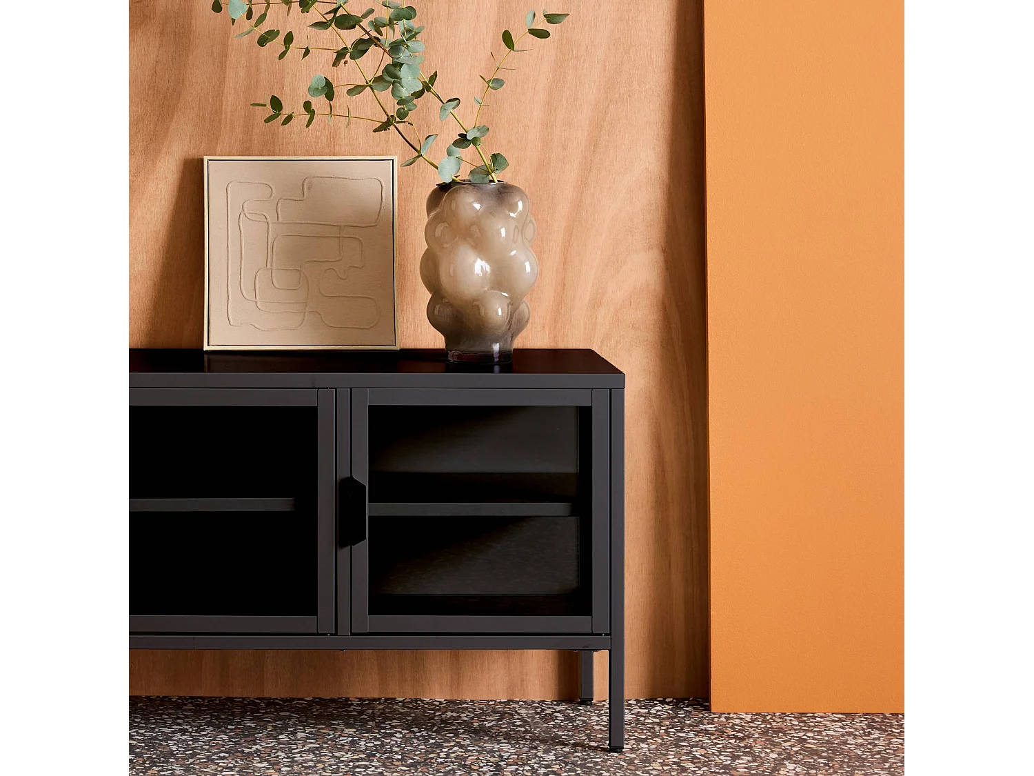 Mueble de tv industrial de metal y vidrio templado con 3 puertas,