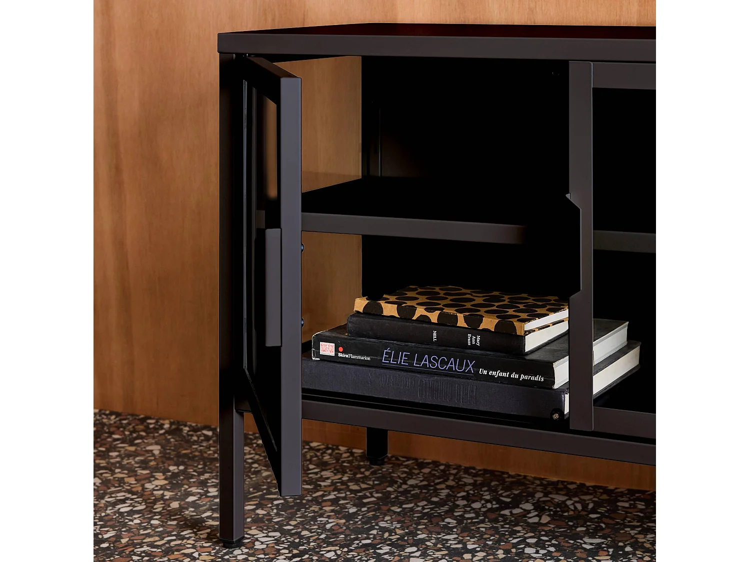 Mueble de tv industrial de metal y vidrio templado con 3 puertas,