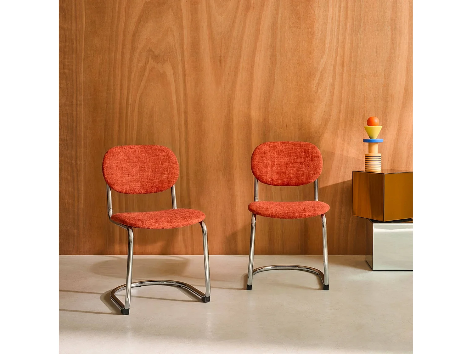 Lot de 2 chaises cantilever arrondie métal. tissu chenille orange et pieds chromés - L 47 x P 54.5 x H 81cm - Maloa