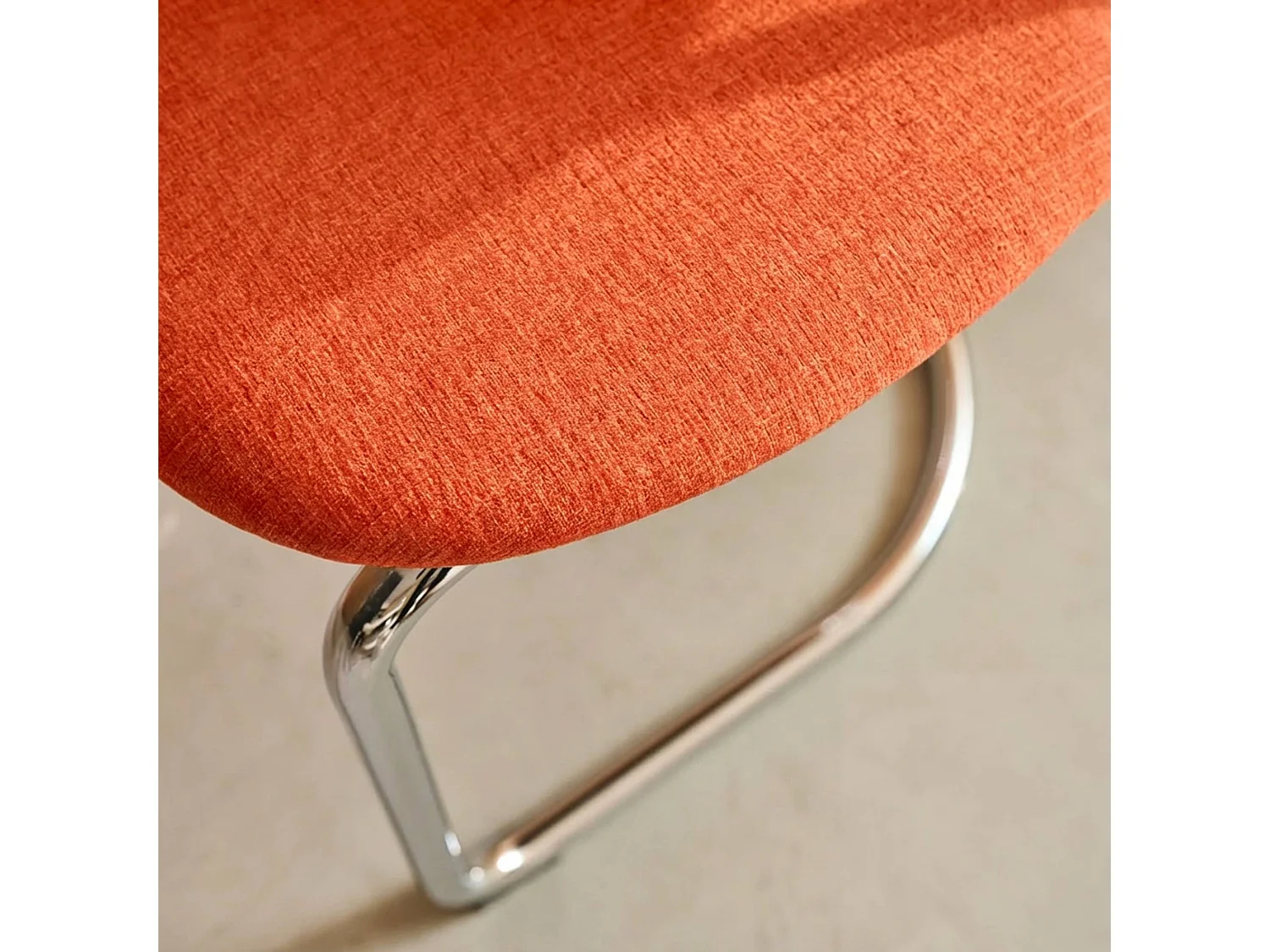 Lot de 2 chaises cantilever arrondie métal. tissu chenille orange et pieds chromés - L 47 x P 54.5 x H 81cm - Maloa