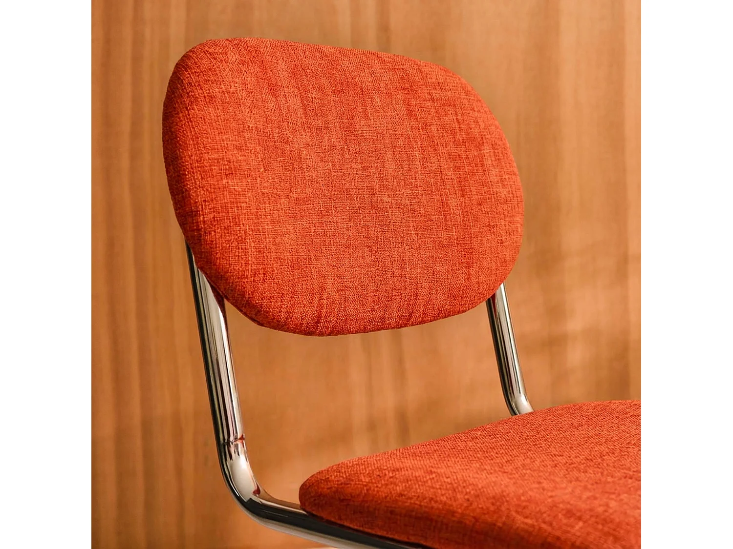 Lot de 2 chaises cantilever arrondie métal. tissu chenille orange et pieds chromés - L 47 x P 54.5 x H 81cm - Maloa