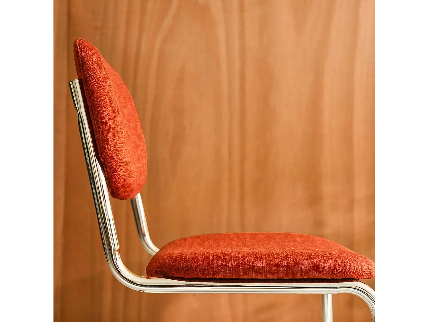 Lot de 2 chaises cantilever arrondie métal. tissu chenille orange et pieds chromés - L 47 x P 54.5 x H 81cm - Maloa