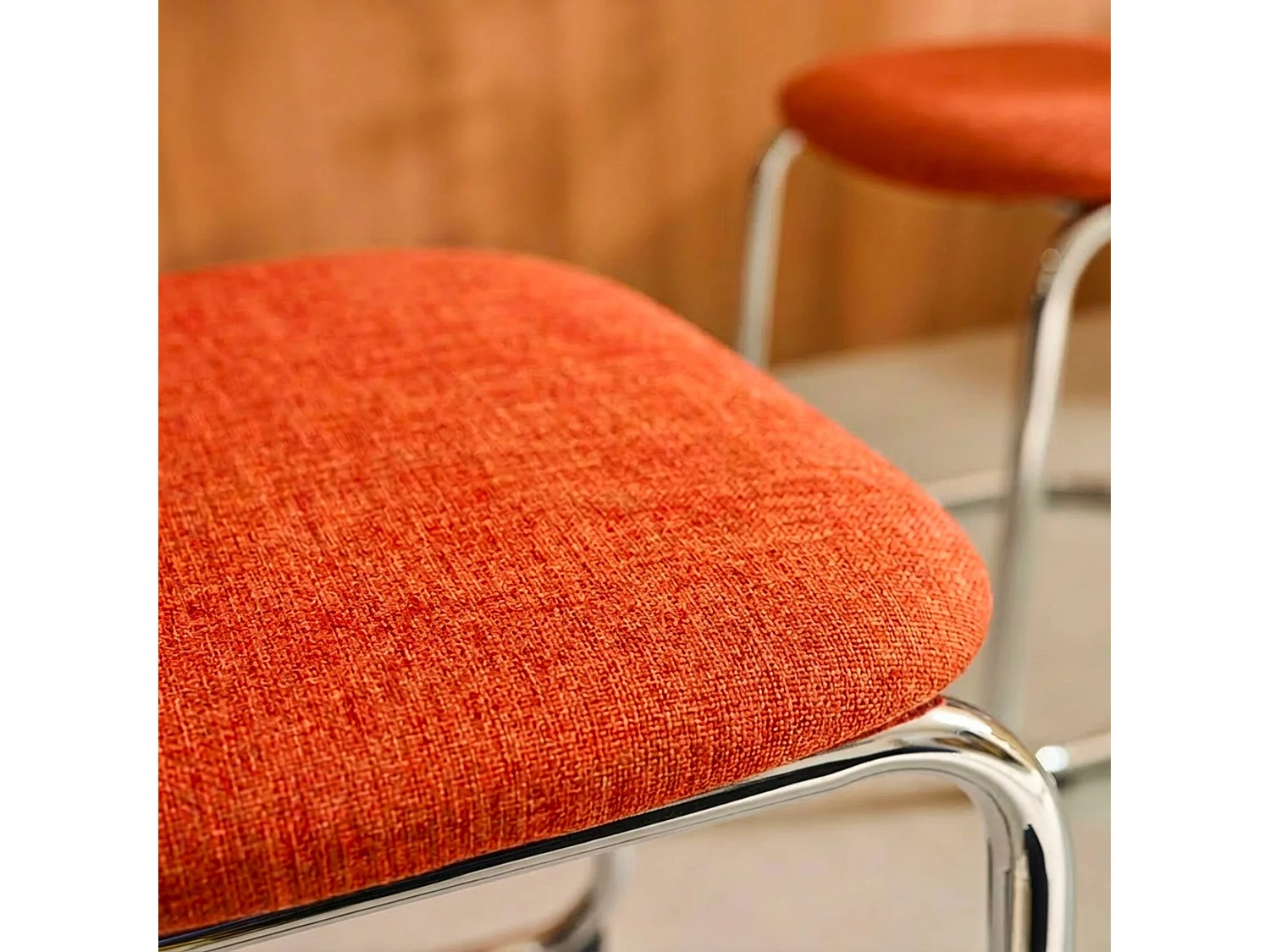 Lot de 2 chaises cantilever arrondie métal. tissu chenille orange et pieds chromés - L 47 x P 54.5 x H 81cm - Maloa