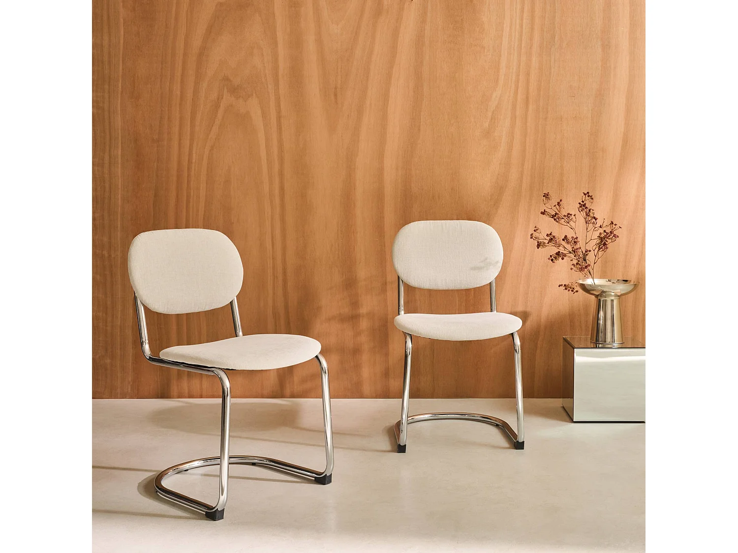 Set 2 sedie arrotondate metallo, tessuto ciniglia e gambe cromate,