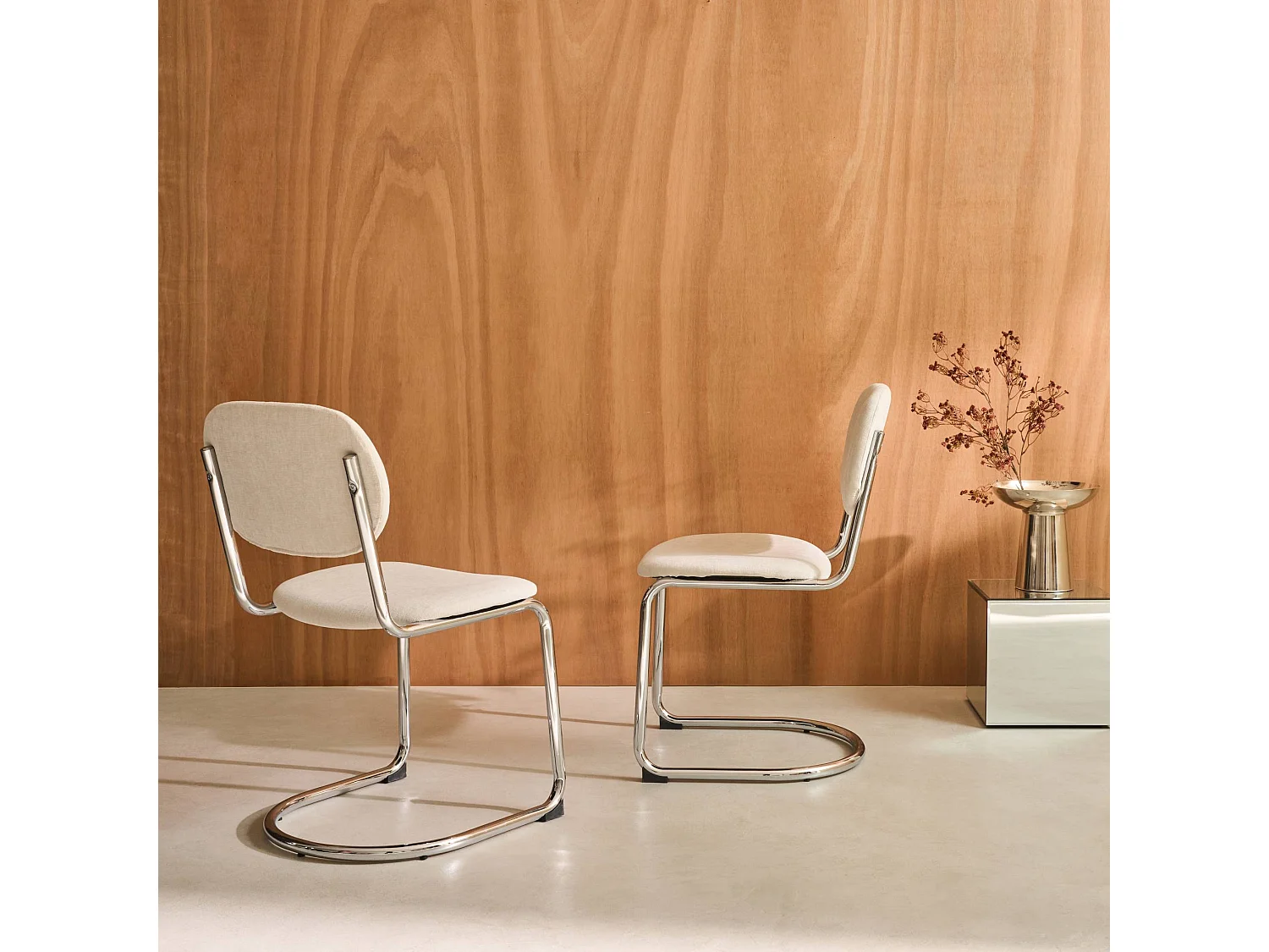 Set 2 sedie arrotondate metallo, tessuto ciniglia e gambe cromate,