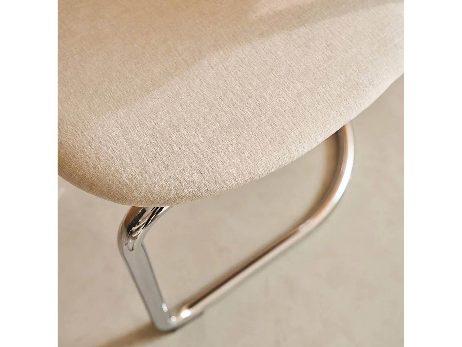 Set 2 sedie arrotondate metallo, tessuto ciniglia e gambe cromate,