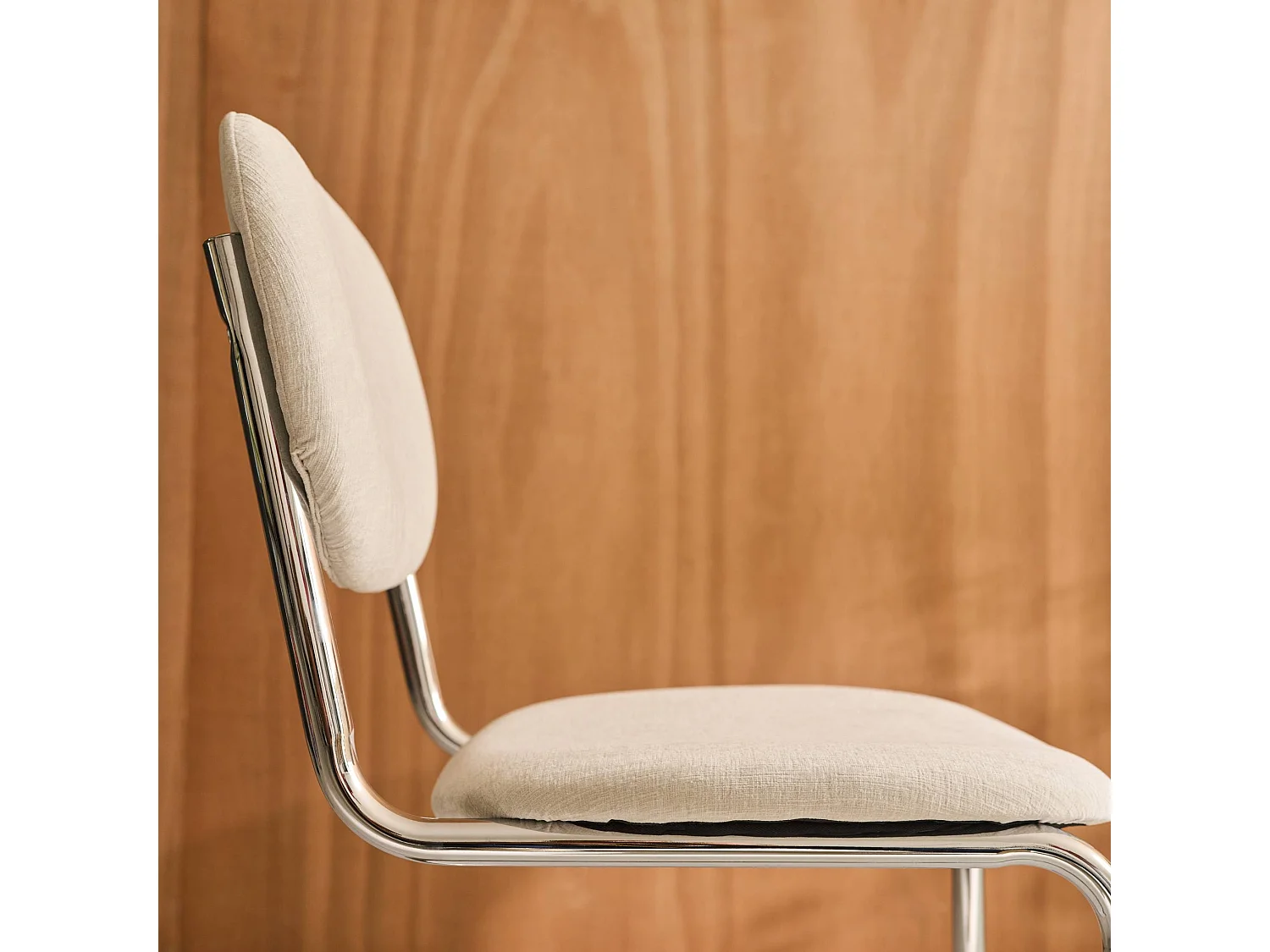 Set 2 sedie arrotondate metallo, tessuto ciniglia e gambe cromate,